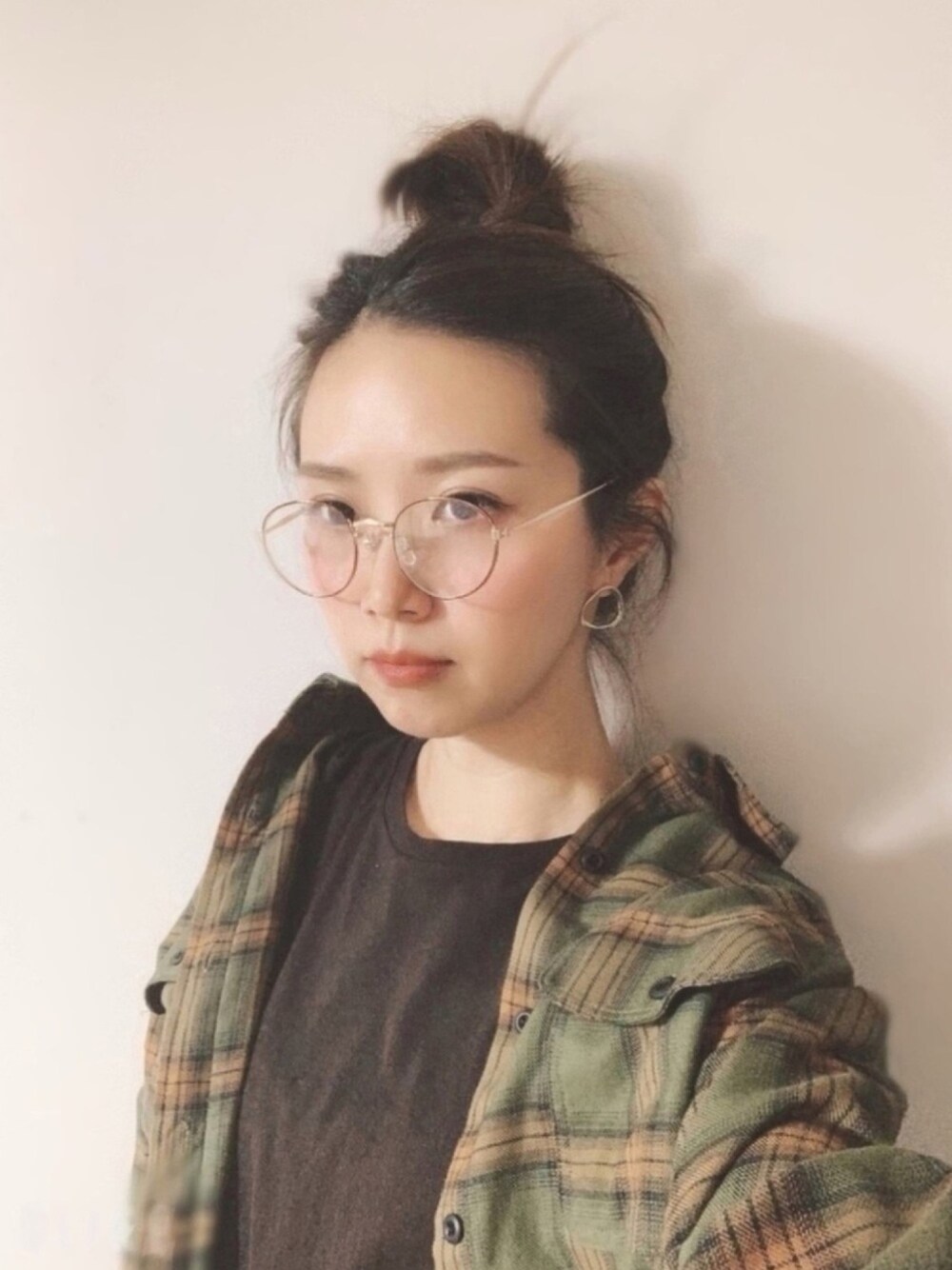 「クラシックメガネコーデ、大人カジュアル、チェックシャツ、ゆるコーデ、秋コーデ、ブラウンコーデ、チェック柄に恋してる、チェック柄、メガネ女子、おだんご」｜「Hurley のM HRLY DF SYD WOVEN TOP LS（シャツ/ブラウス、グリーン系）」を使った、chiihiirooさん（レディース・162cm）の秋コーディネートの1枚目の写真