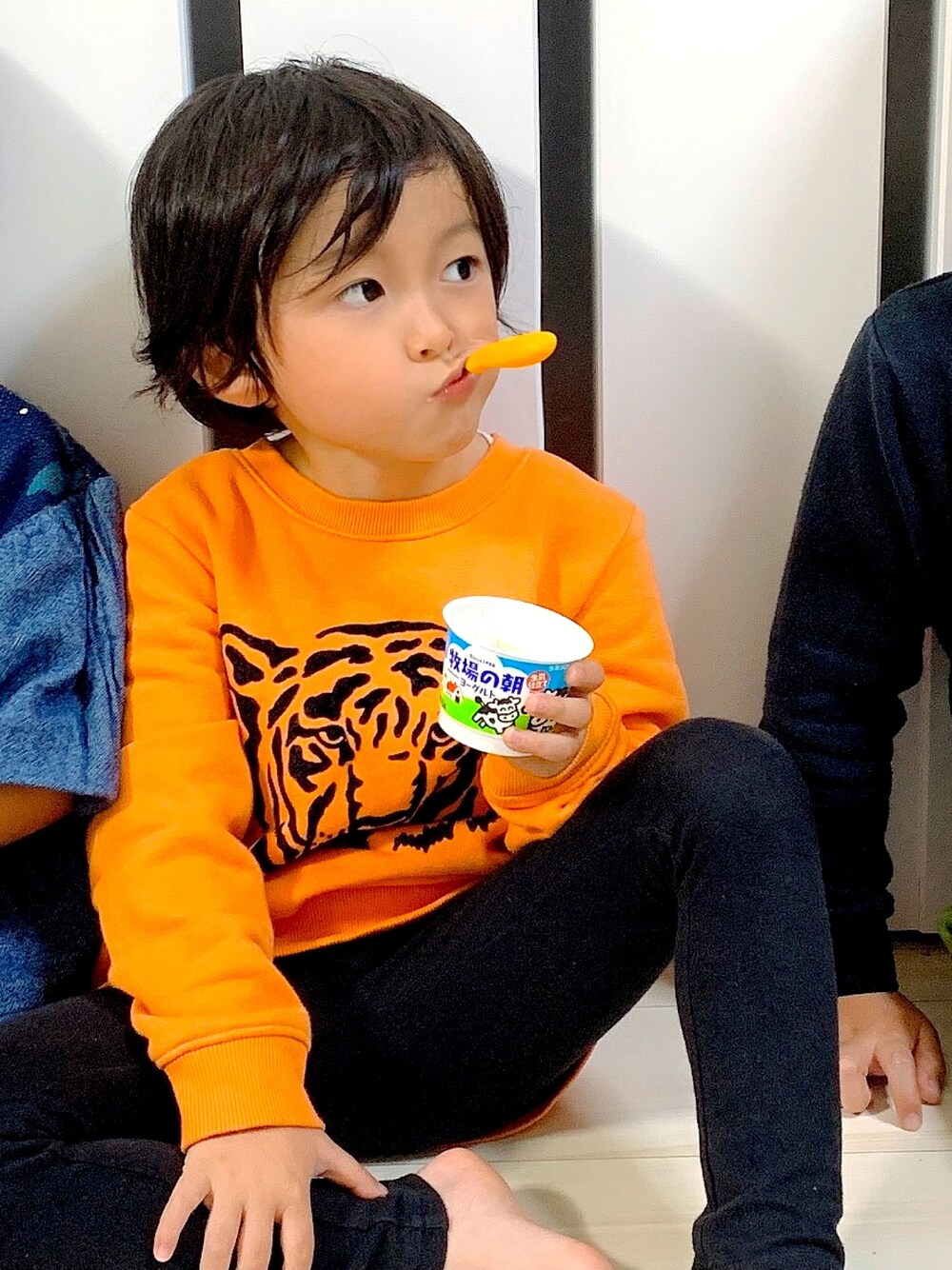 「シンプルコーデ、シンプルおしゃれが好き、男の子コーデ、4歳、おしゃれさんと繋がりたい」｜「H&Mのアイテム（スウェット、オレンジ系）」を使った、gakuchinさん（キッズ・100cm）の冬コーディネートの1枚目の写真