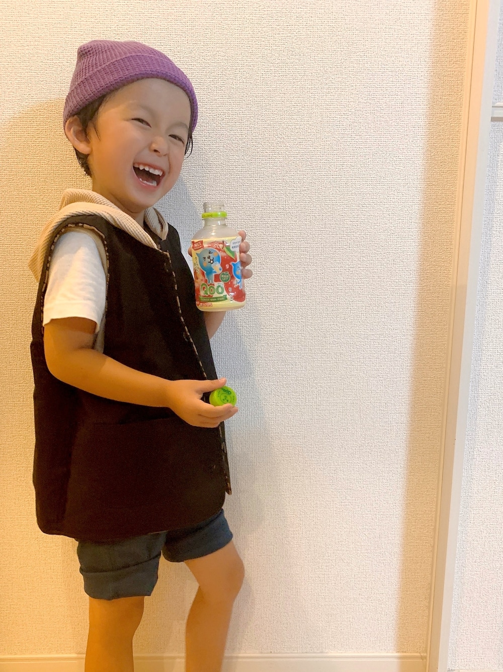 「男の子コーデ、シンプルコーデ、おしゃれさんと繋がりたい、Qoo飲んじゃうよ、笑顔100点満点、リバーシブル、チラ見せ」｜「西松屋のアイテム（Tシャツ/カットソー、ホワイト系）」を使った、gakuchinさん（キッズ・100cm）の冬コーディネートの1枚目の写真