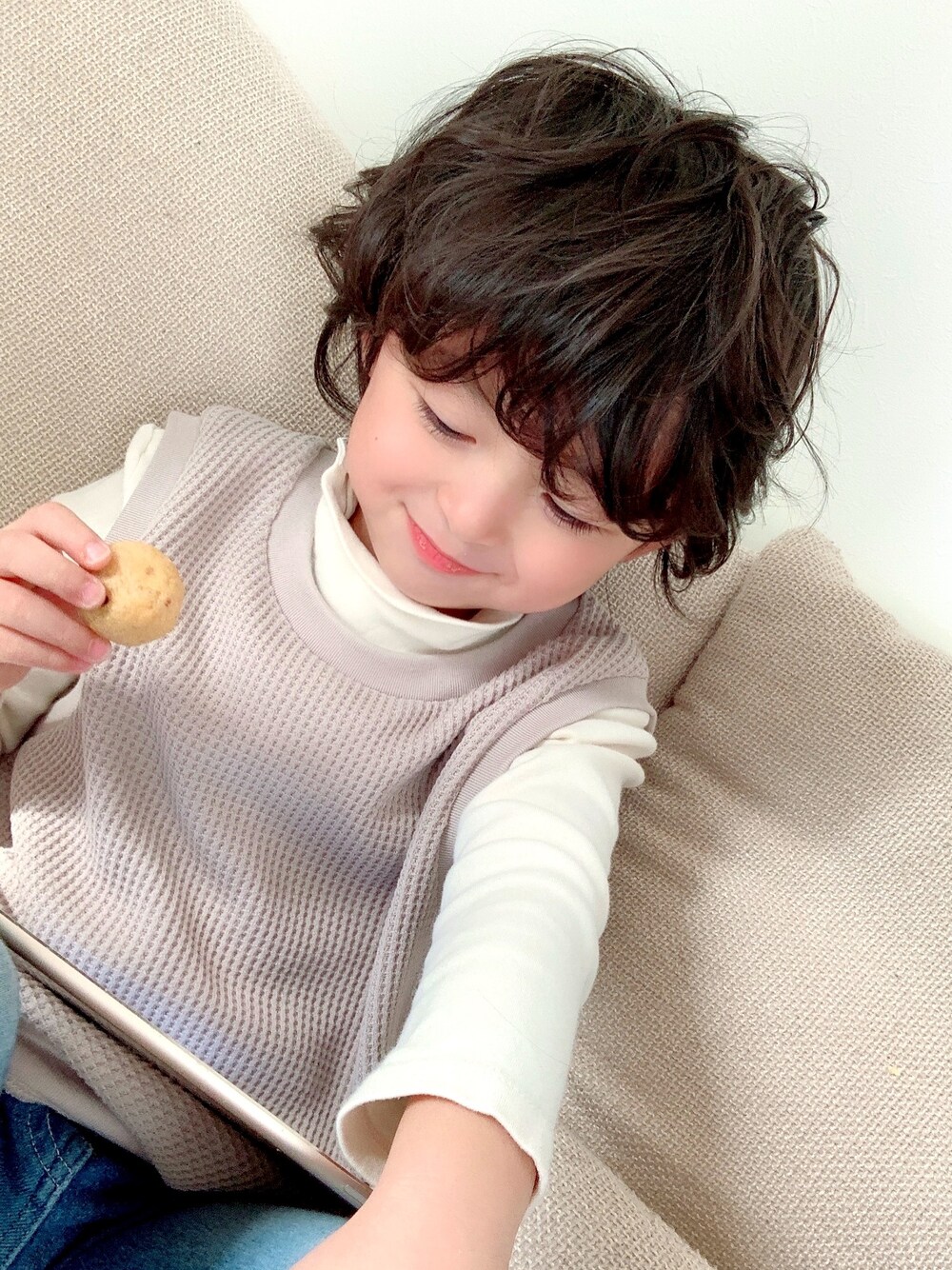 「キッズコーデ、カジュアルコーデ、男の子コーデ、4歳、男の子、パーマ風、巻いてみた」｜「UNIQLOのアイテム（その他トップス、ホワイト系）」を使った、gakuchinさん（キッズ・100cm）の冬コーディネートの1枚目の写真
