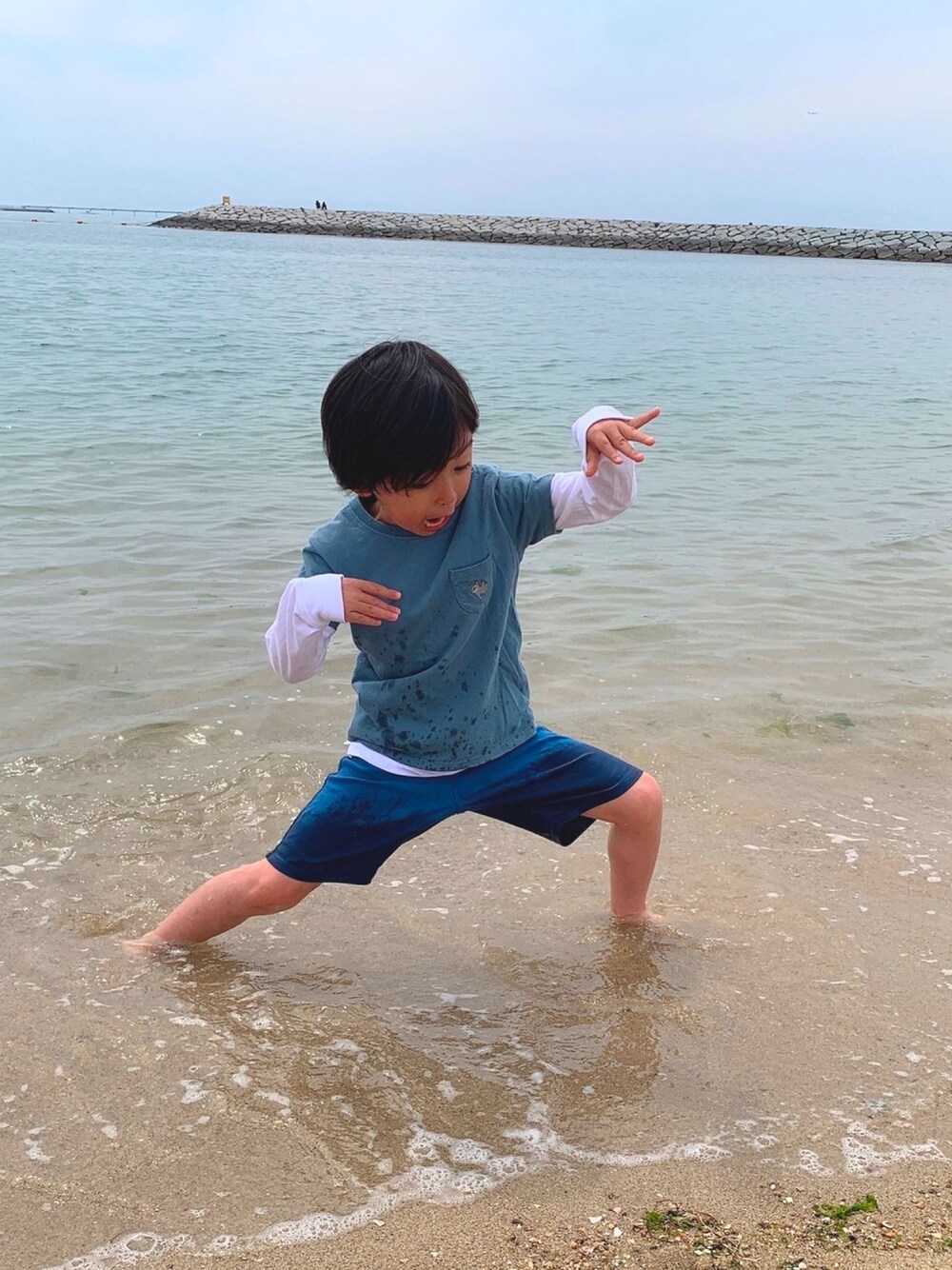 「キッズファッション、キッズコーデ、kids、kidsfashion、kidscode、プチプラコーデ、シンプルコーデ、息子コーデ、男の子コーデ、男の子ママ」｜「Levi'sのアイテム（Tシャツ/カットソー、ホワイト系）」を使った、gakuchinさん（キッズ・110cm）の春コーディネートの1枚目の写真
