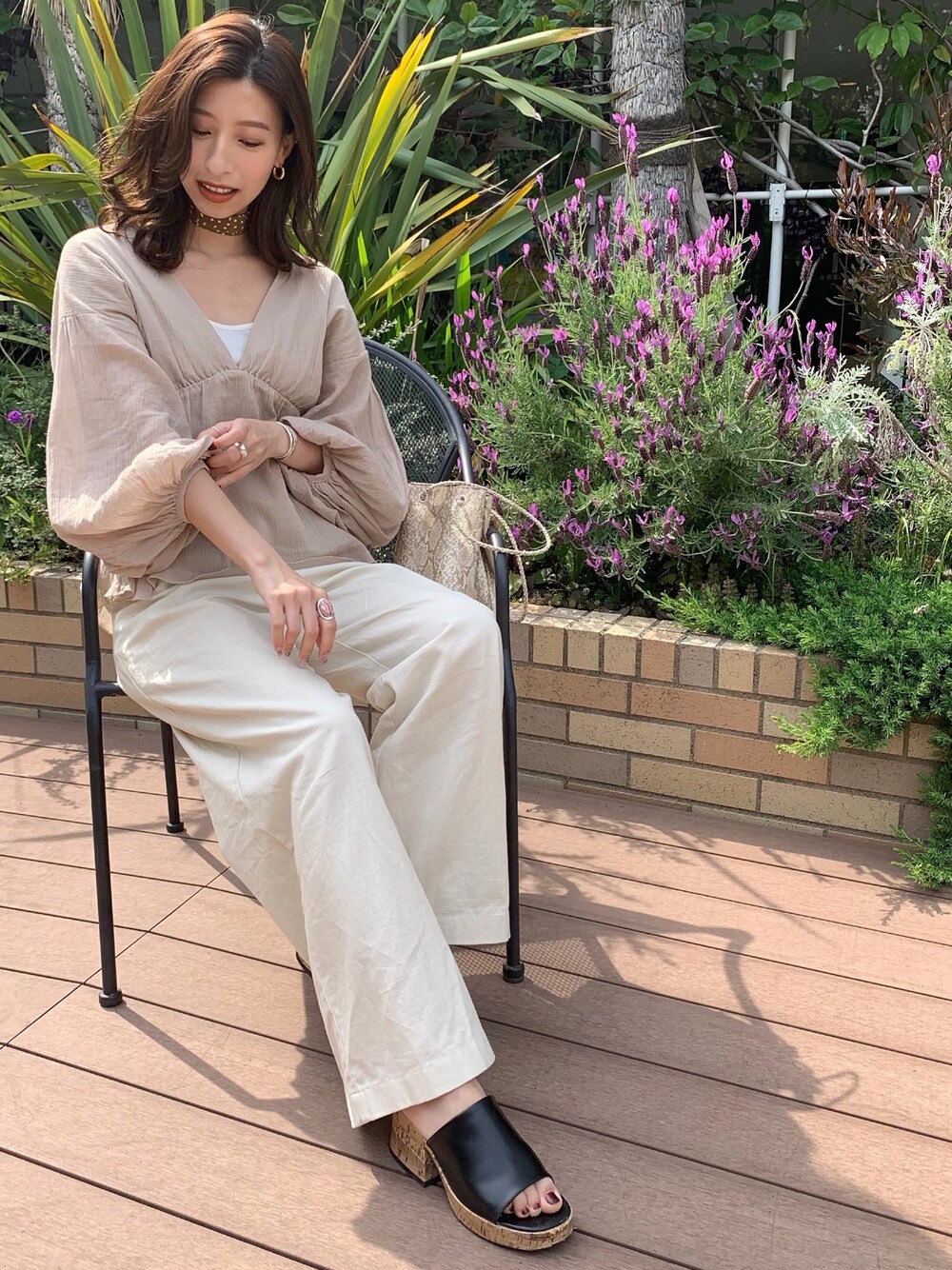 TODAYFUL（トゥデイフル）の「Vネッククレープブラウス（シャツ