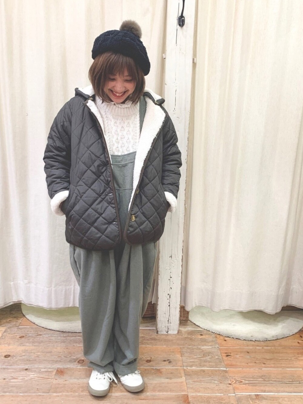 ホワイト系のニット/セーター、ブラウン系のノーカラージャケット、グリーン系のその他パンツを着用したレディースの秋コーディネートの1枚目の写真