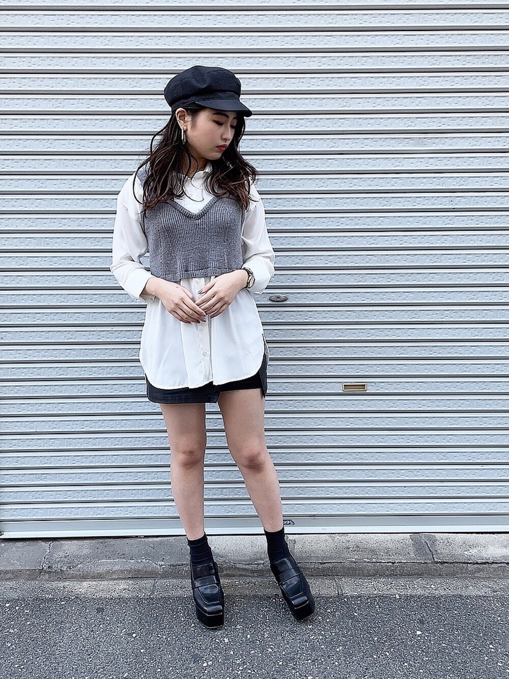 グレー系のシャツ/ブラウス、ブラック系のスカート、ブラック系のローファーを着用したレディースの冬コーディネートの1枚目の写真