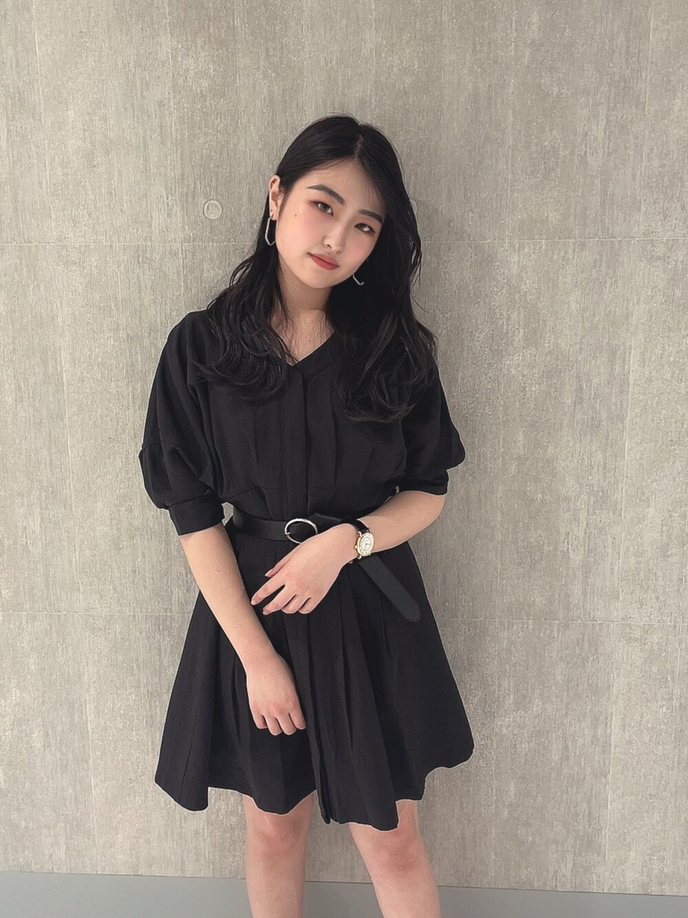 「ENVYM、envym_staff、ENVYMコーデ、envym_hiroshima、シンプルコーデ、おしゃれさんと繋がりたい、シャツワンピ、モード、オールブラック」｜「ENVYMのタックチュニックＯＰ（ワンピース、ブラック系）」を使った、Fukaさん（レディース・155cm）の春コーディネートの1枚目の写真