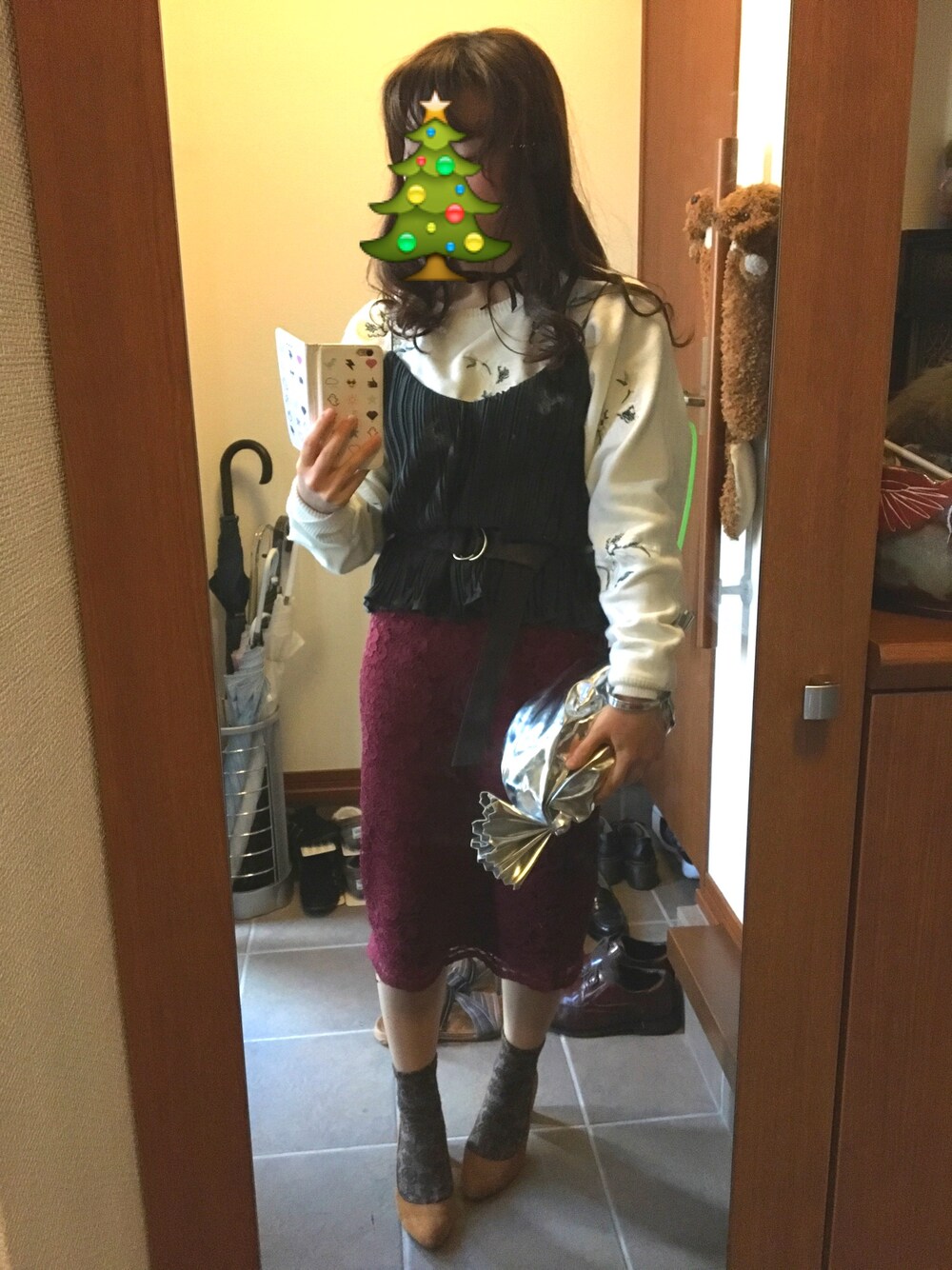 「プチプラ、クリスマスイブ、グリーン×ボルドー、クラッチバッグ、レースタイトスカート、キャミソール、刺繍ニット、クリスマスカラー、差し色(茶)」｜「H&Mのアイテム（ピアス（両耳用）、レッド系）」を使った、めIさん（レディース・153cm）の冬コーディネートの1枚目の写真