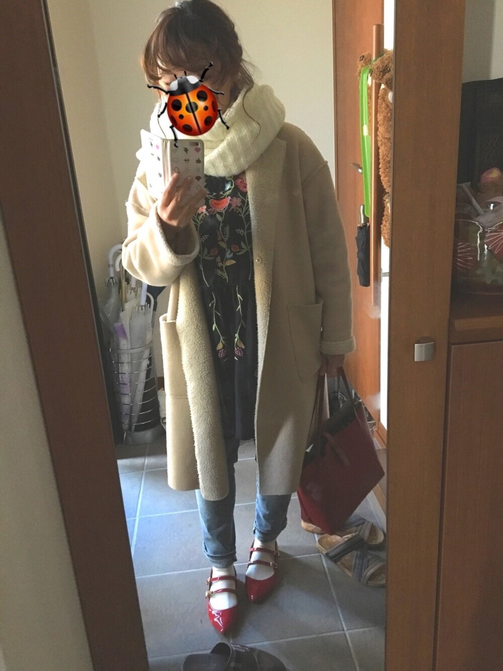 「casual、刺繍ワンピース、刺繍デニム、セールで買いました、ダメージデニムパンツ、ワンピース×デニム、ペタンコパンプス、白ソックス、あけましておめでとうございます！、差し色(赤)」｜「w closetのリバーシブルウール×ボアボンディングコート（ジャケット/アウター、ベージュ系）」を使った、めIさん（レディース・153cm）の冬コーディネートの1枚目の写真