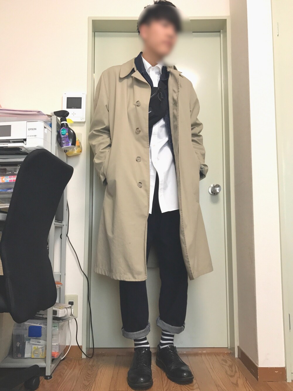 「デニム、denim、デニムオンデニム、ステンカラーコート、ベージュ、春コーデ」｜「UNITED TOKYOのハイカウントブロードロングシャツ（シャツ/ブラウス、ホワイト系）」を使った、フジさん（メンズ・177cm）の春コーディネートの1枚目の写真