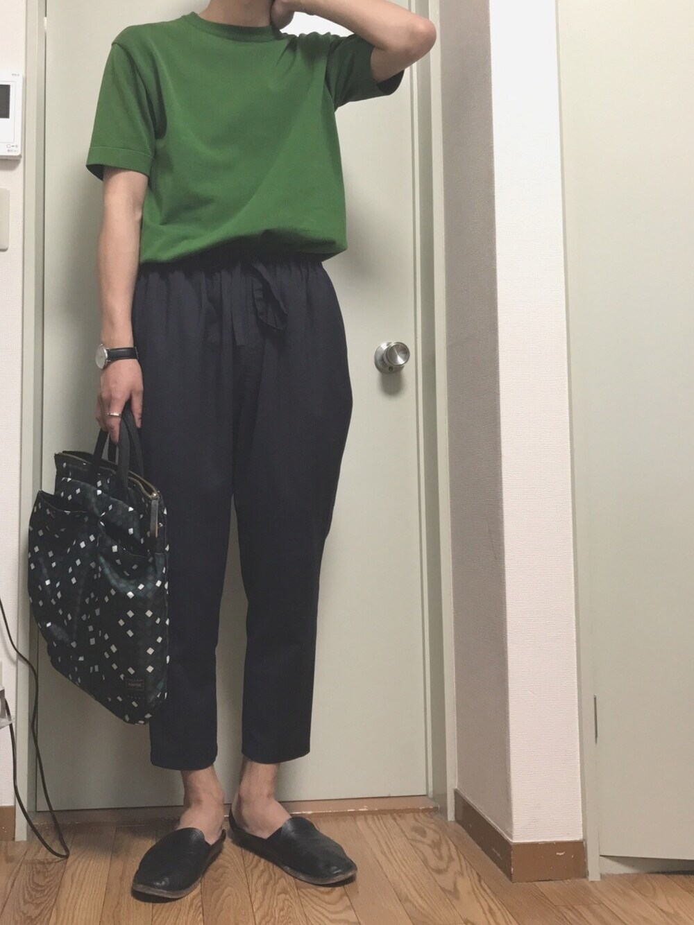 「ニット、テーパードパンツ、スリッポン、ootd、おしゃれさんと繋がりたい」｜「UNITED TOKYOの18G天竺クルーネックニットTee（ニット/セーター、グリーン系）」を使った、フジさん（メンズ・177cm）の春コーディネートの1枚目の写真