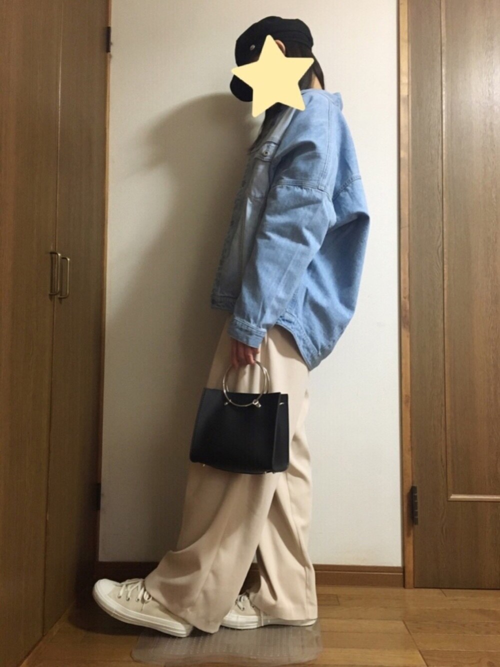 ブルー系のデニムジャケット、ベージュ系のスラックス、ホワイト系のシューズを着用したレディースの春コーディネートの1枚目の写真