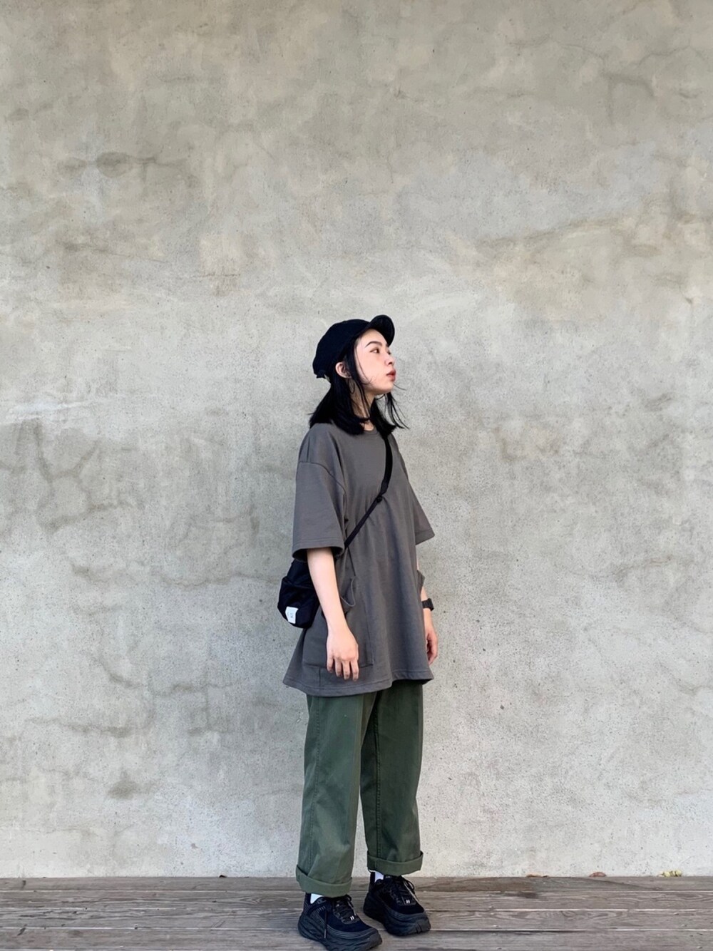 「ootd、休閒、夏、工裝褲」｜「jksのアイテム（Tシャツ/カットソー、グレー系）」を使った、JNさん（レディース・157cm）の夏コーディネートの1枚目の写真