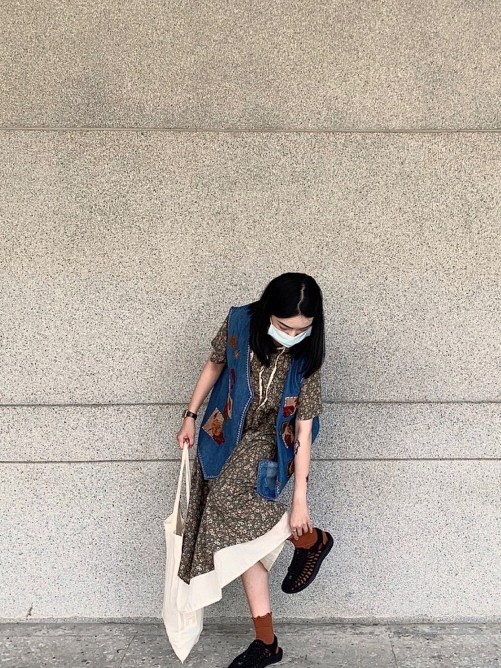 「ootd、休閒、復古、古著洋裝、古著背心」｜「KEENのKEEN/キーン  UNEEK W（サンダル、ブラック系）」を使った、JNさん（レディース・157cm）の秋コーディネートの1枚目の写真