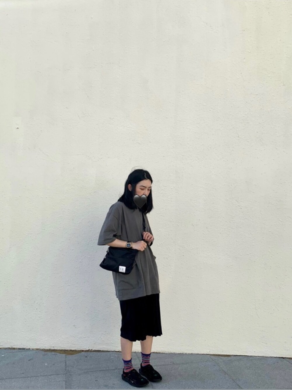 「ootd、街頭穿搭、休閒」｜「jksのアイテム（Tシャツ/カットソー、グレー系）」を使った、JNさん（レディース・157cm）の秋コーディネートの1枚目の写真