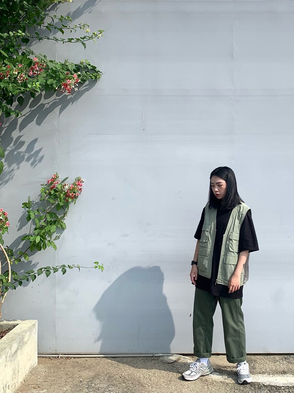 「ootd、街頭穿搭、休閒、工裝、釣魚背心」｜「goopi.coのアイテム（Tシャツ/カットソー、ブラック系）」を使った、JNさん（レディース・157cm）の秋コーディネートの1枚目の写真