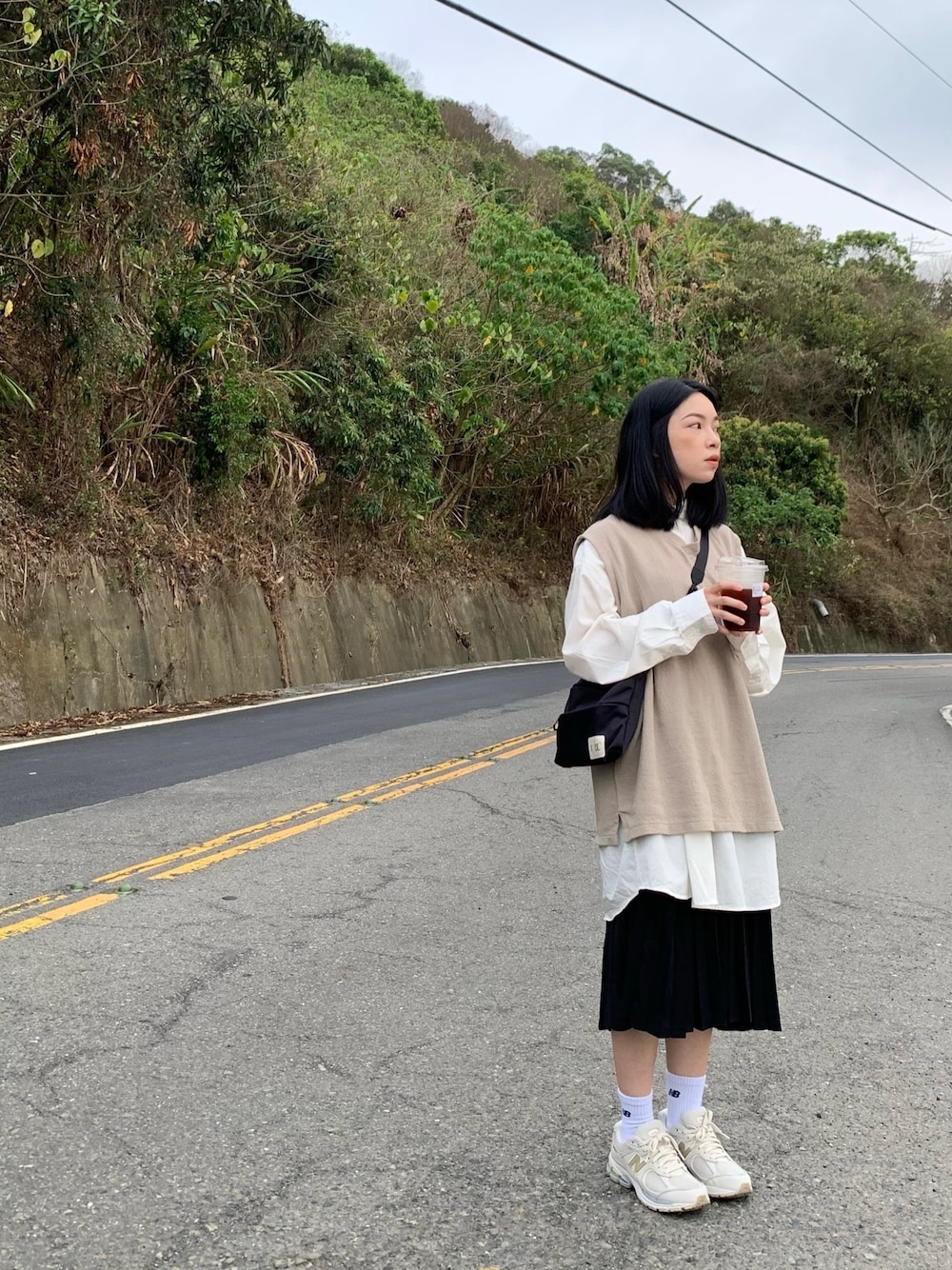 「ootd、休閒、F/CE.、nb2002r、nb2002r3、New Balance」｜「UNIQLOのアイテム（シャツ/ブラウス、ホワイト系）」を使った、JNさん（レディース・157cm）の春コーディネートの1枚目の写真