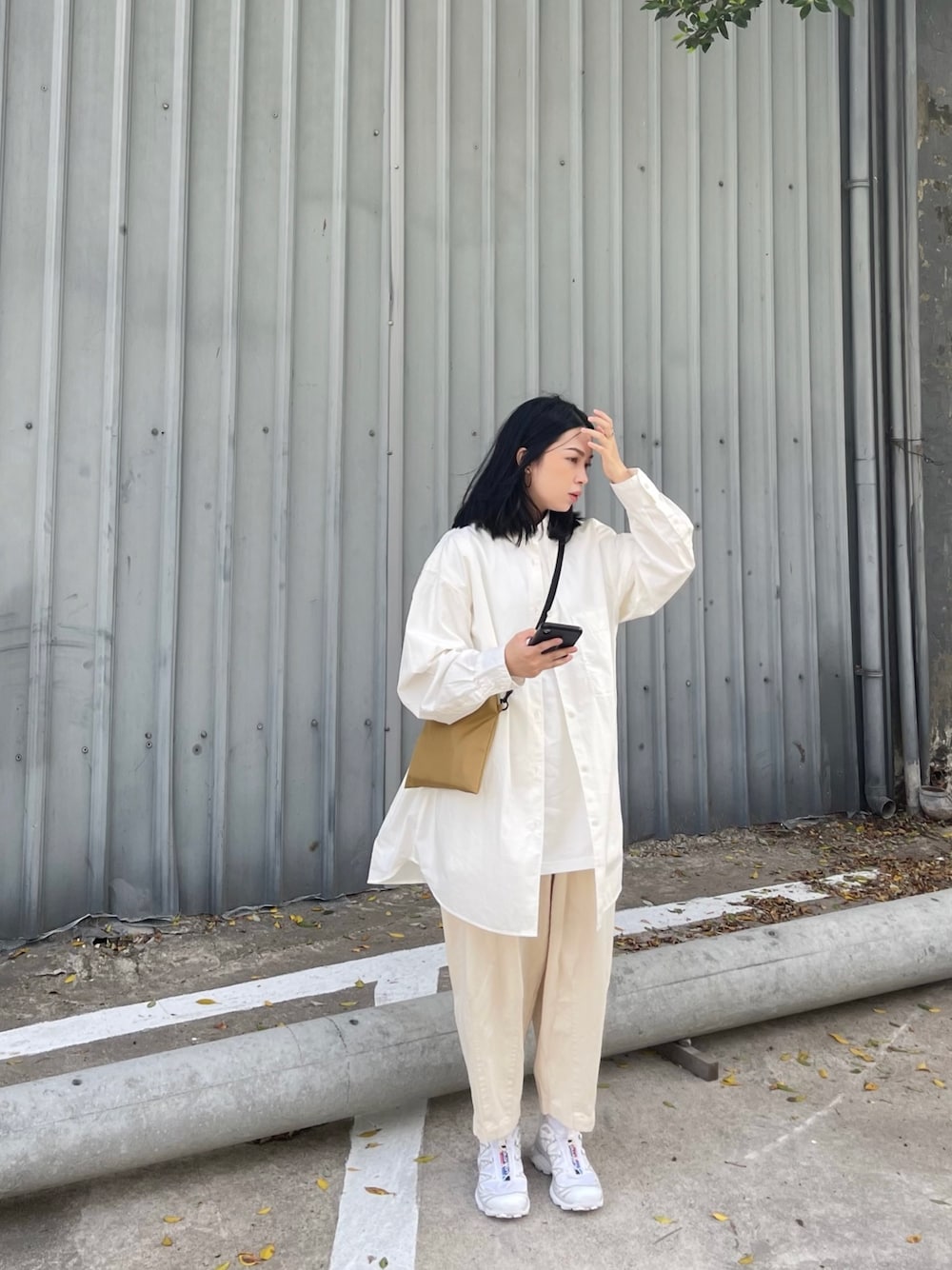「ootd、秋天穿搭、一杯牛奶、UNIQLO U、JKS shop、SALOMON、salomonxt6」｜「UNIQLOのアイテム（シャツ/ブラウス、ホワイト系）」を使った、JNさん（レディース・157cm）の春コーディネートの1枚目の写真
