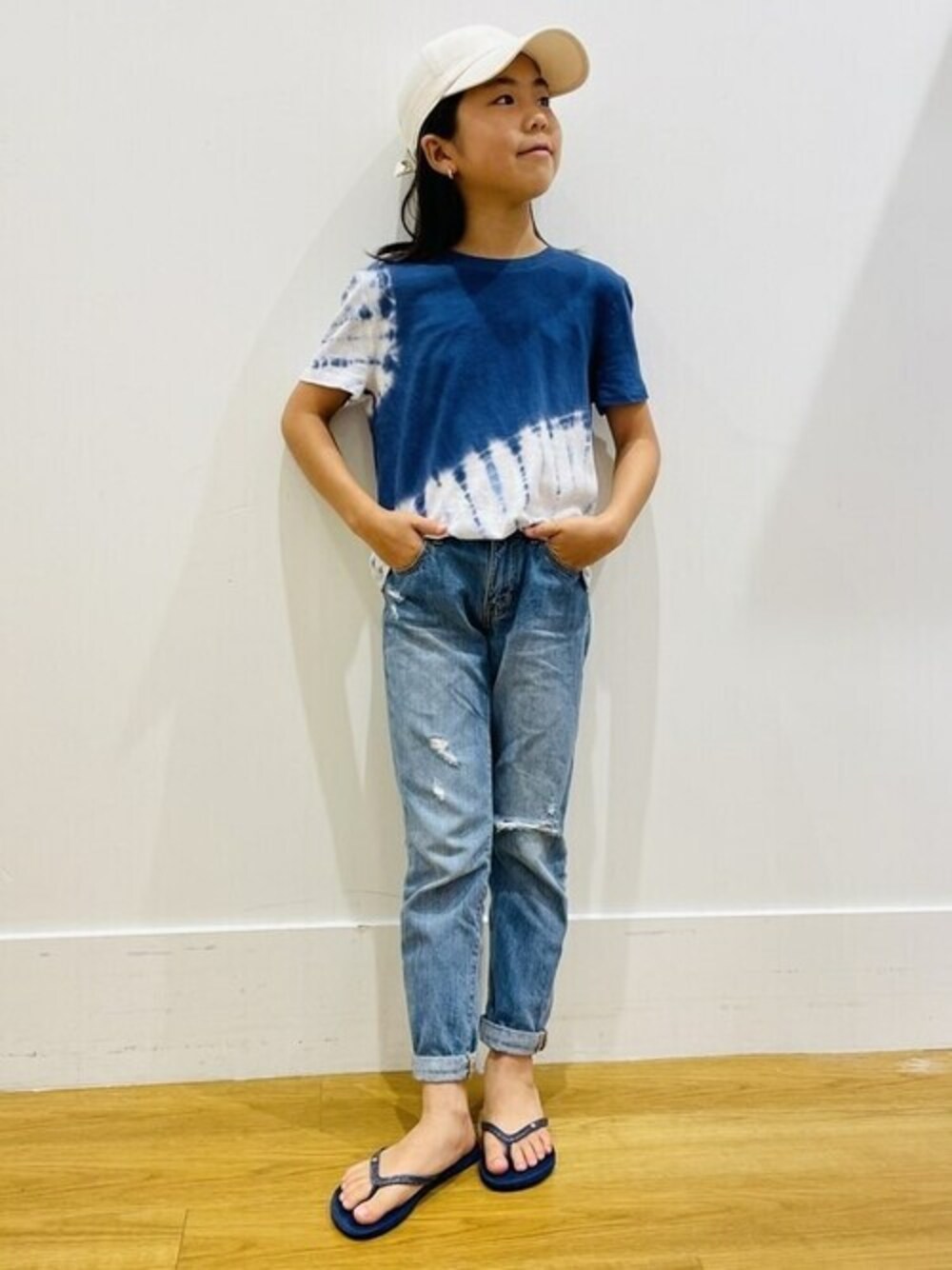 ブルー系のTシャツ/カットソー、ブルー系のデニムパンツ、ホワイト系のキャップを着用したキッズの夏コーディネートの1枚目の写真