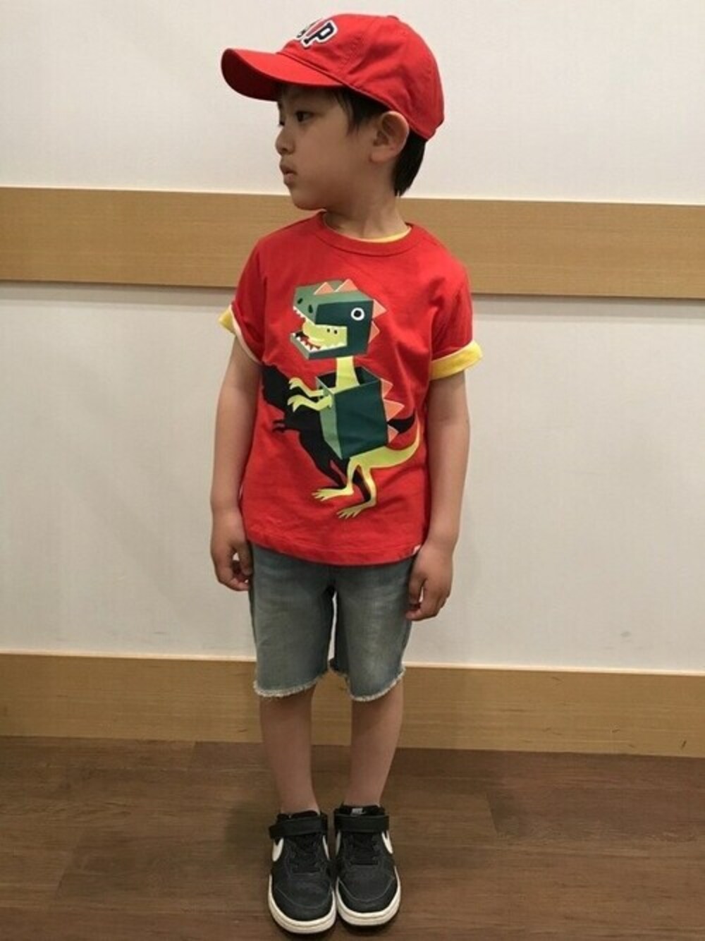 レッド系のTシャツ/カットソー、ブルー系のデニムパンツ、イエロー系のTシャツ/カットソーを着用したキッズの夏コーディネートの1枚目の写真