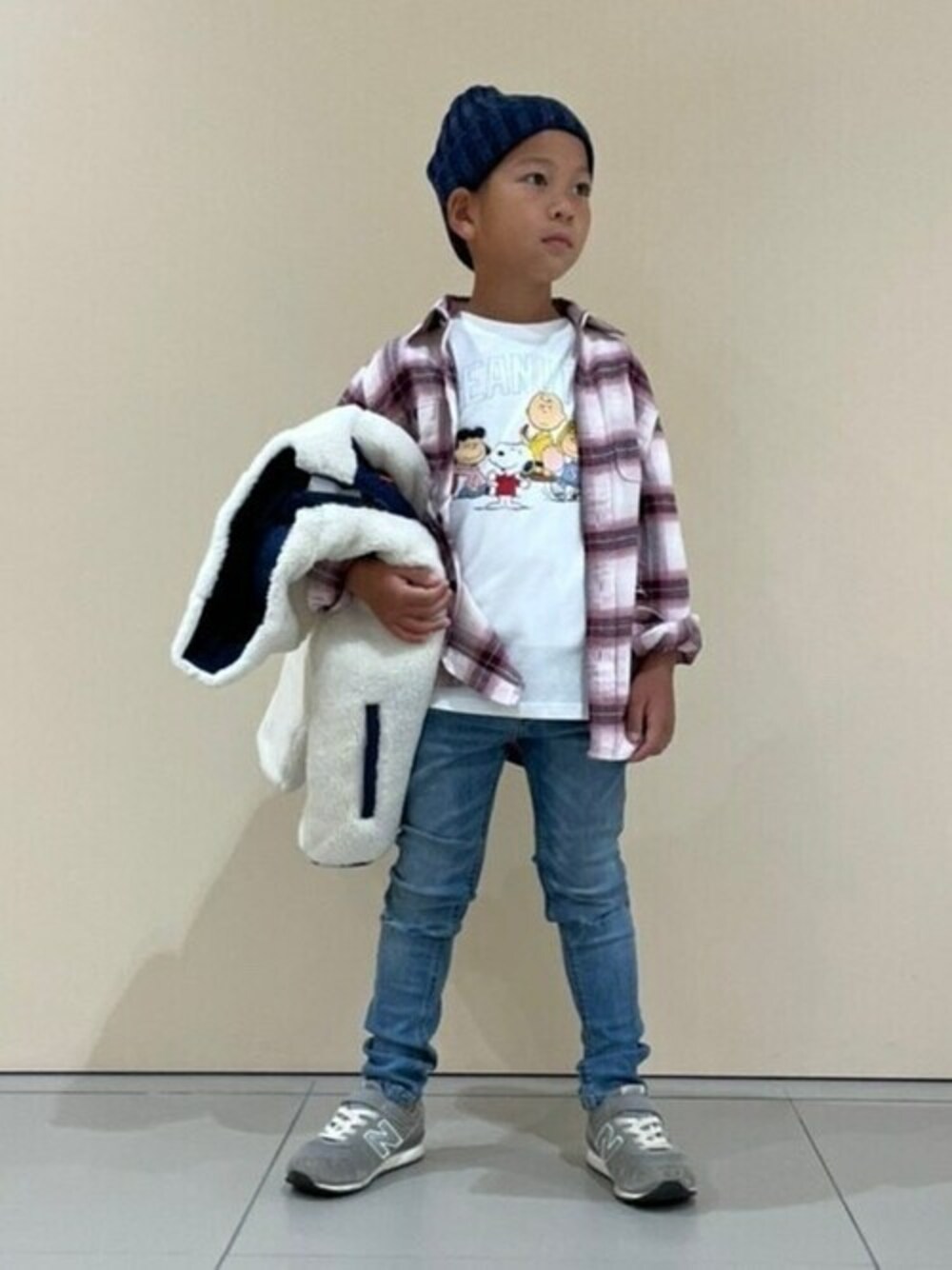 ホワイト系のTシャツ/カットソー、ベージュ系のその他アウター、レッド系のシャツ/ブラウスを着用したキッズの秋コーディネートの1枚目の写真