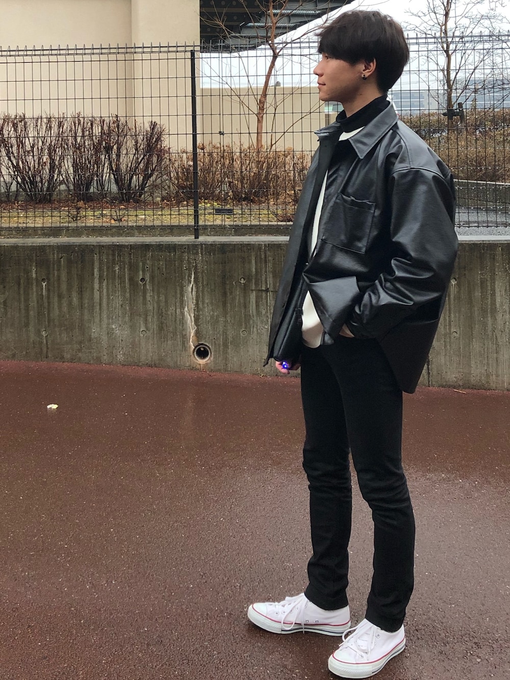 「シンプル、私の推しブランド、おしゃれさんと繋がりたい、ootd、大学生、モノトーン、レザー」｜「GUのアイテム（トップス、ブラック系）」を使った、かいとさん（メンズ・170cm）の冬コーディネートの1枚目の写真