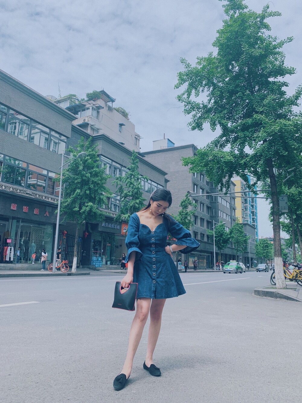 「春コーデ、夏コーデ」｜「Finders Keepersのアイテム（ワンピース、ブルー系）」を使った、陶陶さん（レディース・165cm）の春コーディネートの1枚目の写真