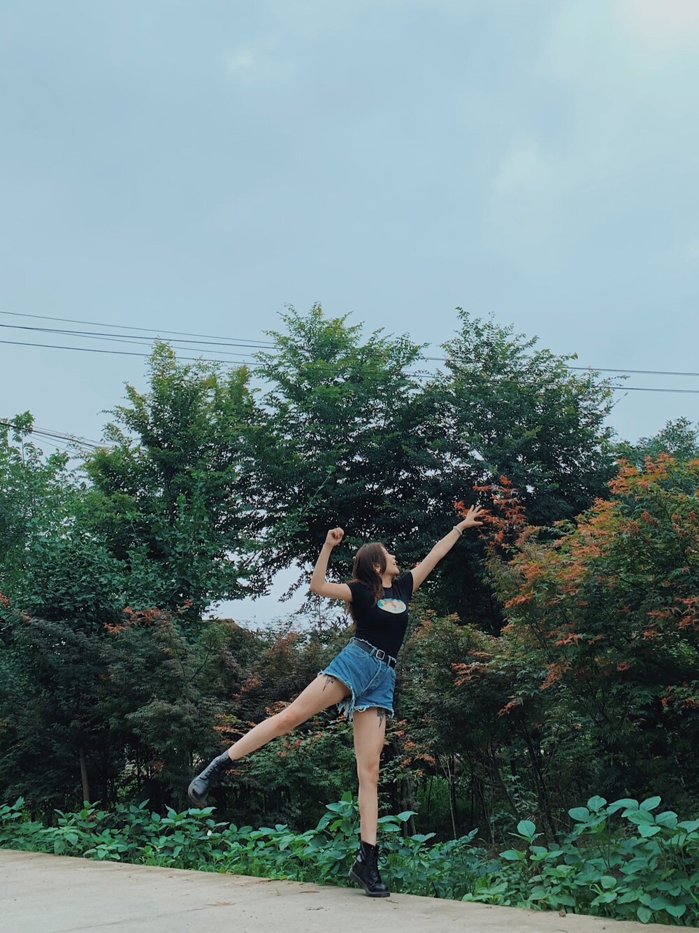 「夏、休闲、牛仔裤、基础款」｜「MOUSSYのWAIST FRINGE SHORTS（デニムパンツ、ホワイト系）」を使った、陶陶さん（レディース・165cm）の夏コーディネートの1枚目の写真