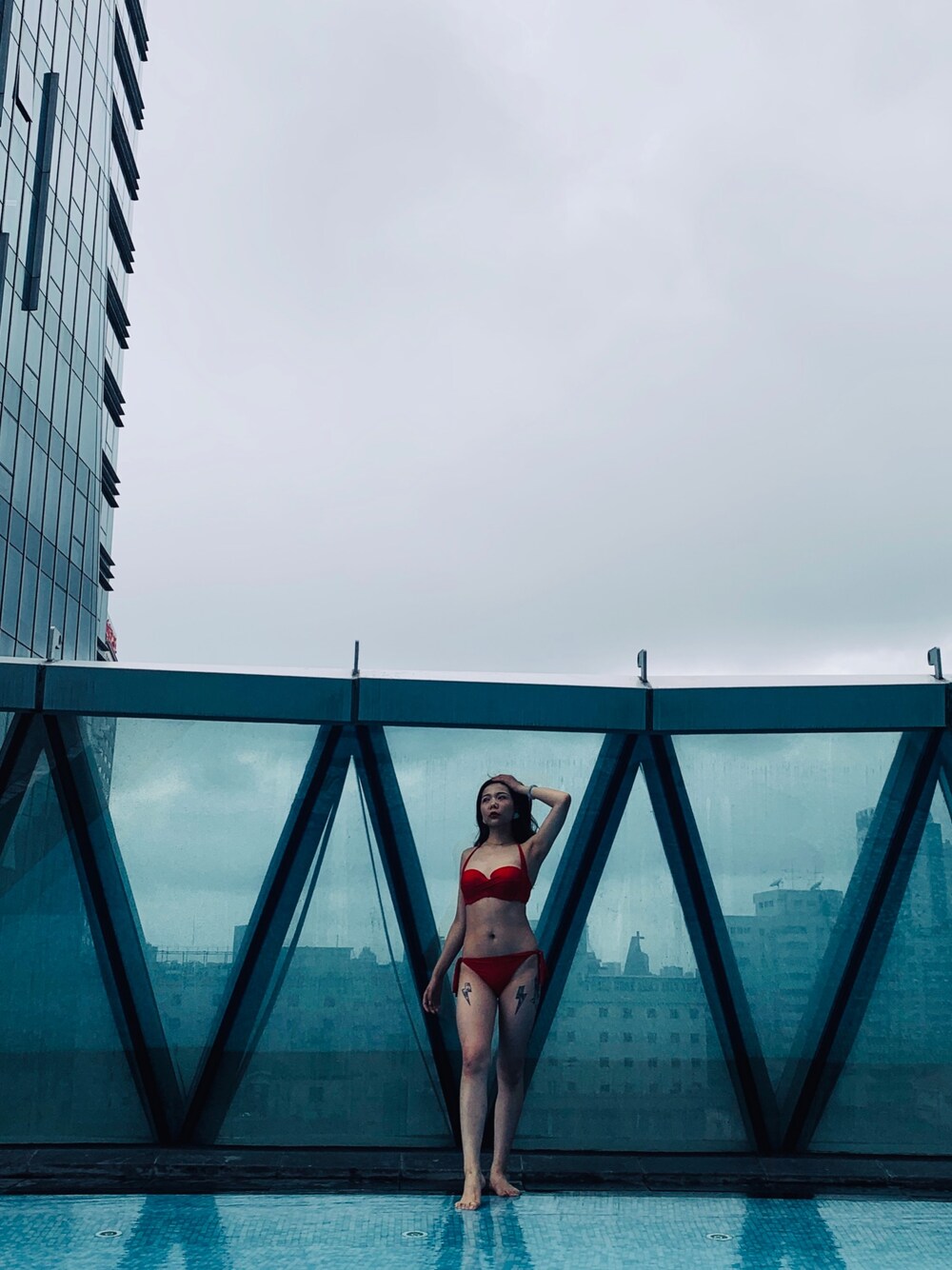 「泳池」｜「Oyshoのアイテム（水着、レッド系）」を使った、陶陶さん（レディース・165cm）の夏コーディネートの1枚目の写真
