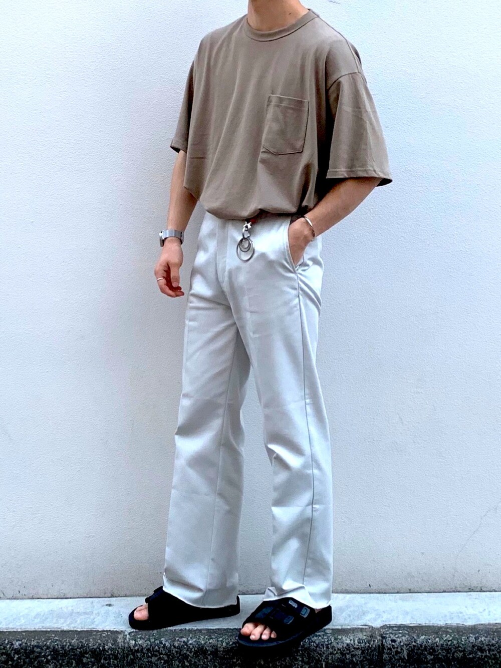 「シンプルコーデ、夏コーデ、オーバーサイズ、オトナカジュアル、大学生、タックイン、おしゃれさんと繋がりたい、ディッキーズ(Dickies)、白パンツ、ベージュ」｜「CLANEのCLANE×Dickies STRAGHT PANTS（チノパンツ、ホワイト系）」を使った、renさん（メンズ・180cm）の春コーディネートの1枚目の写真