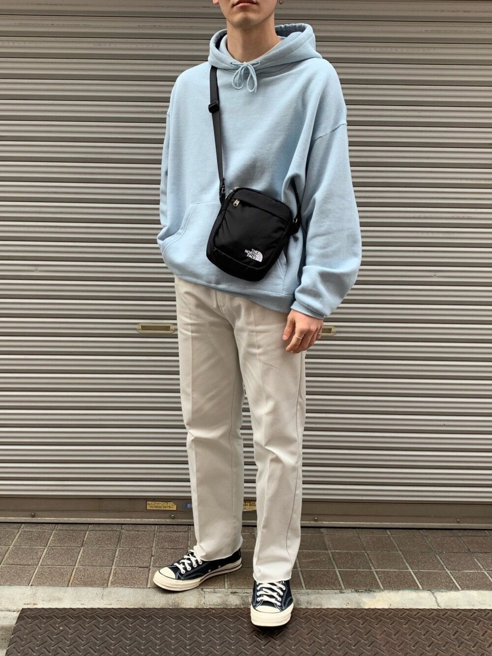 「シンプル、春コーデ、ホワイトパンツ、ノースフェイス、フリークスストア、コンバース、大人カジュアル、カジュアル、ゆるコーデ、ラフ」｜「FREAK'S STOREの20オンス ビッグシルエット インサイドアウトパーカー/スウェットフーディ（パーカー、ブルー系）」を使った、renさん（メンズ・178cm）の秋コーディネートの1枚目の写真