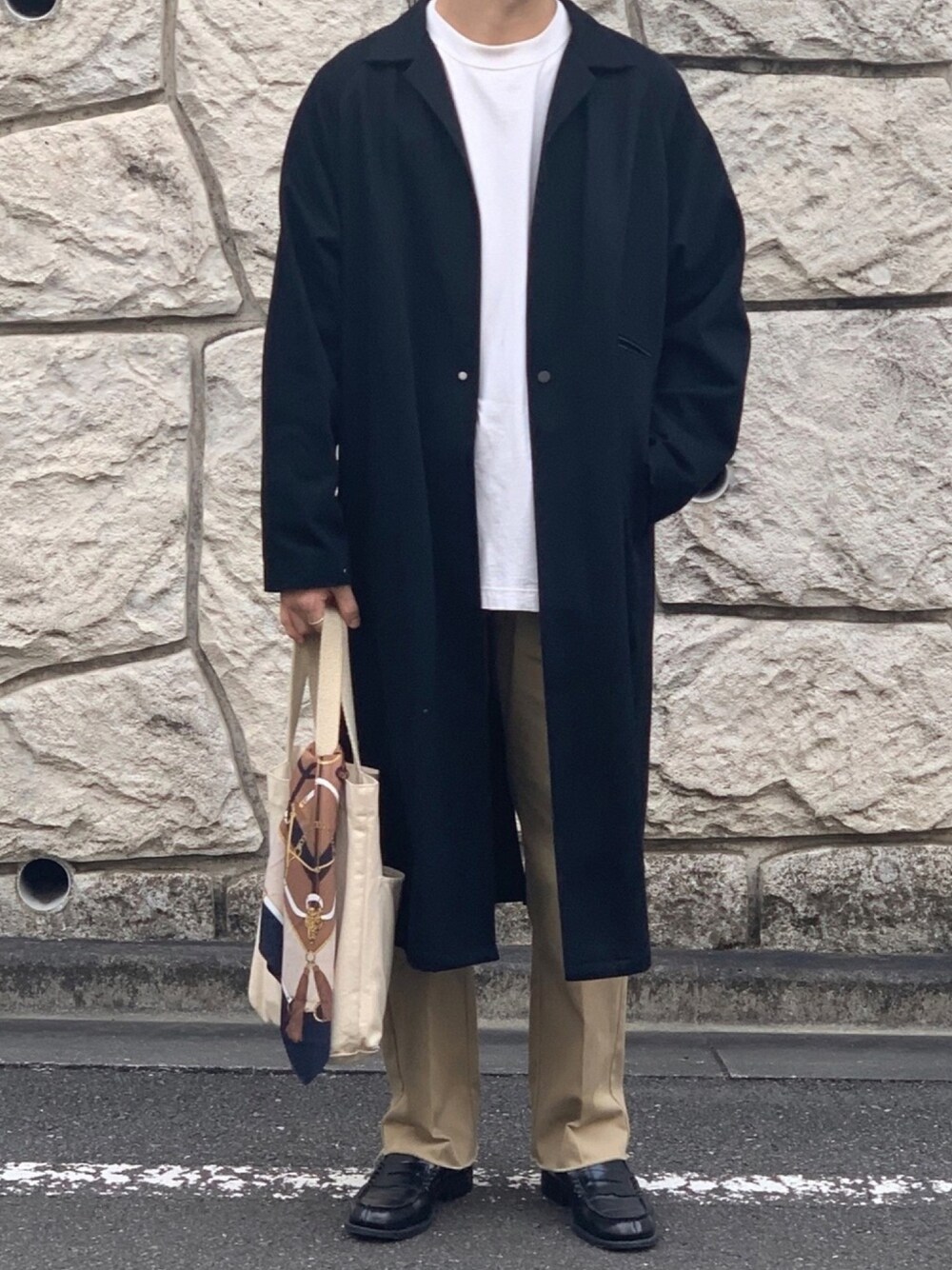 「大人カジュアル、きれいめカジュアル、黒、シンプル、ロンT、ユニクロ、コート、sunsea、CLANE、Dickies」｜「SUNSEAのアイテム（チェスターコート、ブラック系）」を使った、renさん（メンズ・178cm）の冬コーディネートの1枚目の写真