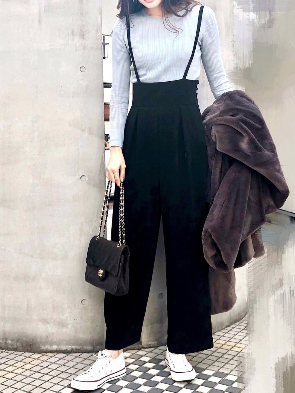 「冬コーデ、オトナカジュアル、オトナ女子、リブニット、サロペット、スニーカー、コンバース、ファーコート、CLANE、パーソナルカラー」｜「DES PRESのアイテム（トップス、ブルー系）」を使った、Moeさん（レディース・170cm）の冬コーディネートの1枚目の写真