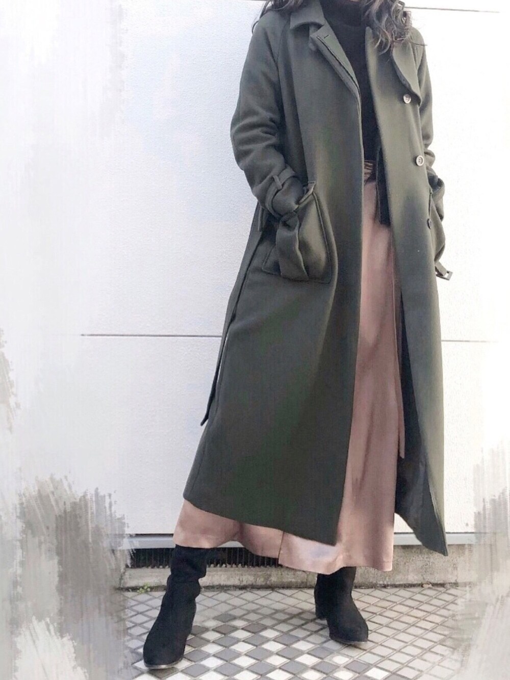 グリーン系のその他アウター、ブラック系のニット/セーター、ベージュ系のスカートを着用したレディースの冬コーディネートの1枚目の写真