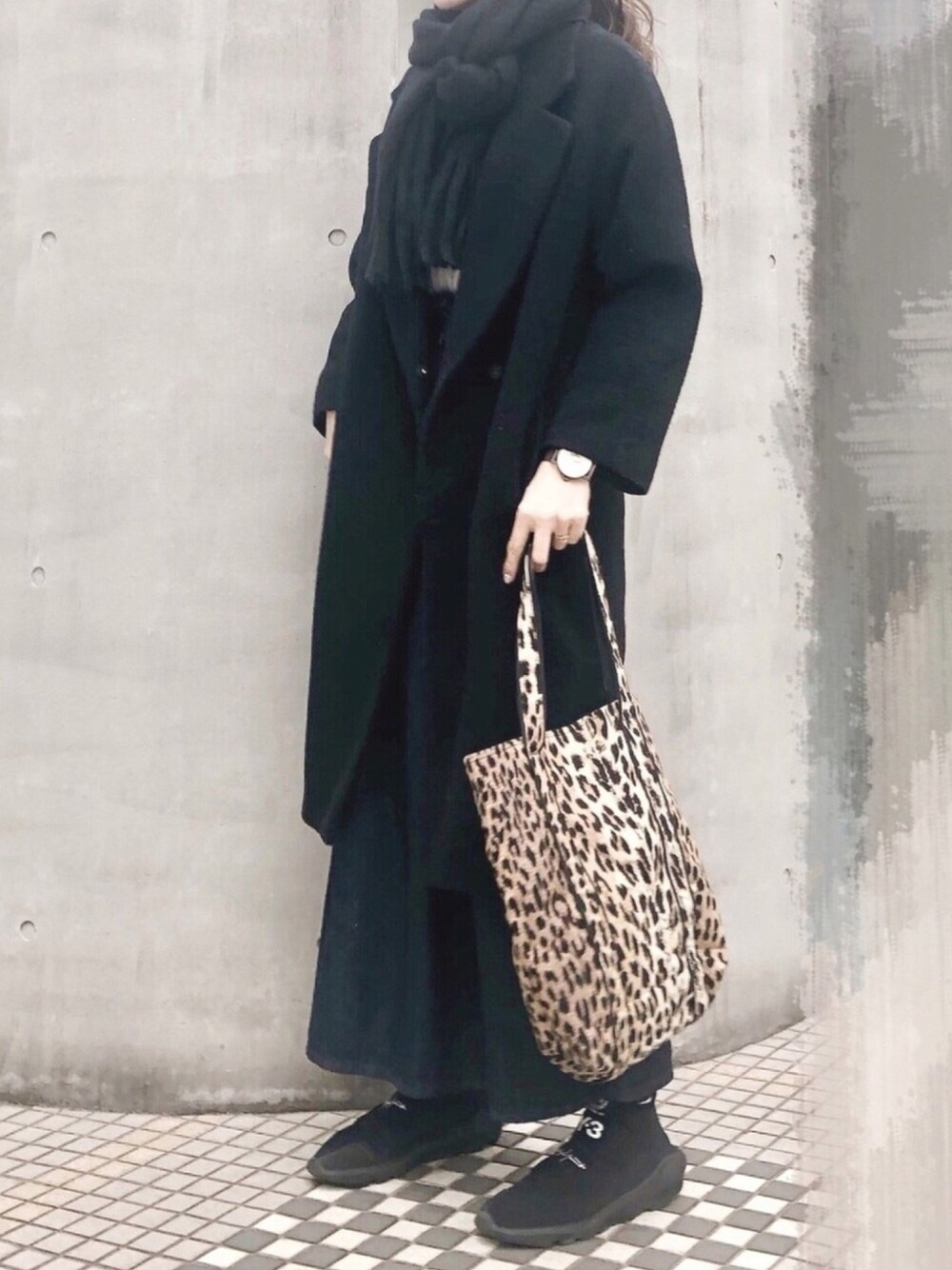 ブラック系のジャケット/アウター、ブルー系のデニムスカート、ブラック系のスニーカーを着用したレディースの冬コーディネートの1枚目の写真