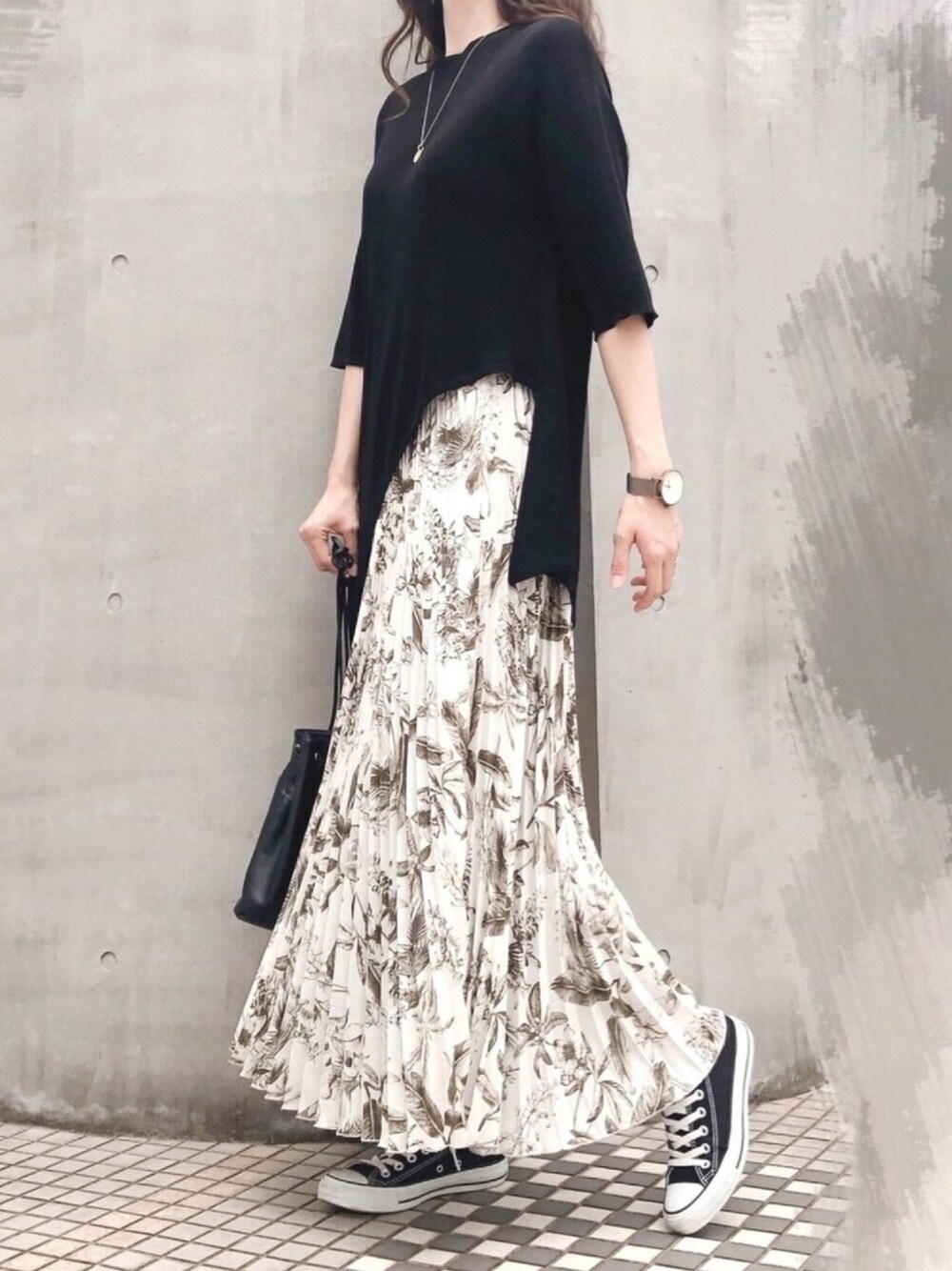 「夏コーデ、ゆるコーデ、オトナ女子、コンバース、プリーツスカート、ブラック、ブルベ、イエベ、パーソナルカラー、ootd」｜「AMAILのアイテム（トップス、ブラック系）」を使った、Moeさん（レディース・170cm）の夏コーディネートの1枚目の写真