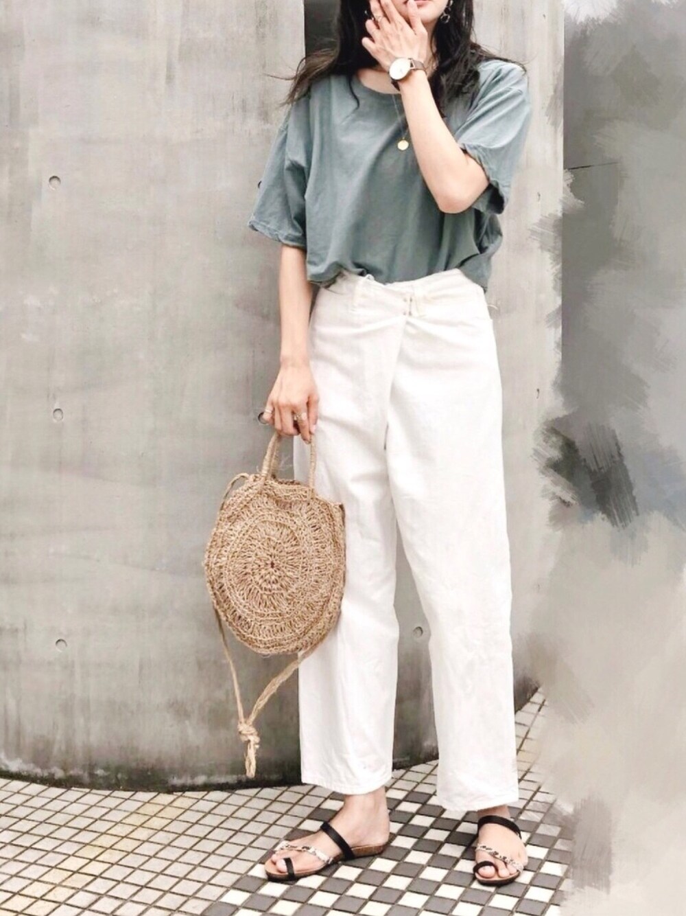 グリーン系のTシャツ/カットソー、ホワイト系のデニムパンツ、ベージュ系のショルダーバッグを着用したレディースの夏コーディネートの1枚目の写真