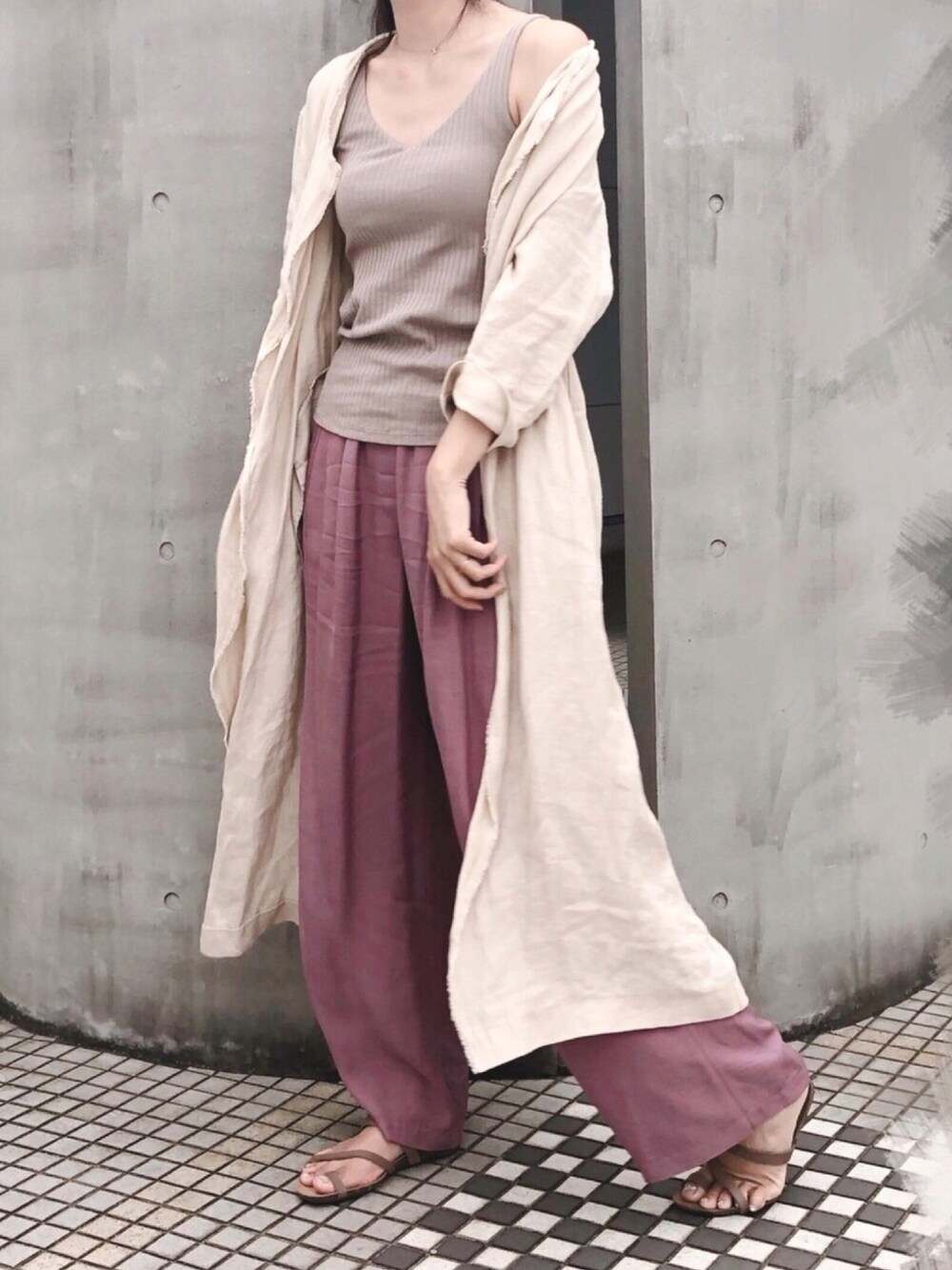 ベージュ系のジャケット/アウター、ピンク系のパンツ、ブラウン系のサンダルを着用したレディースの秋コーディネートの1枚目の写真