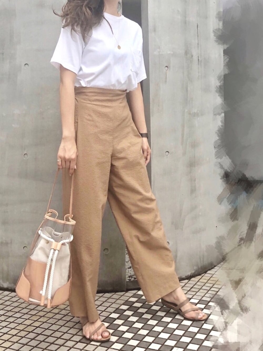 「リラックススタイル、ワントーンコーデ、ベージュ、白Tシャツ、パーソナルカラー、ブルベ、イエベ、骨格診断ナチュラル、大人トレンドカジュアル、ゆるコーデ」｜「JOURNAL STANDARD relumeのミラノリブ5スリーブビッグTシャツ#（Tシャツ/カットソー、ホワイト系）」を使った、Moeさん（レディース・170cm）の秋コーディネートの1枚目の写真