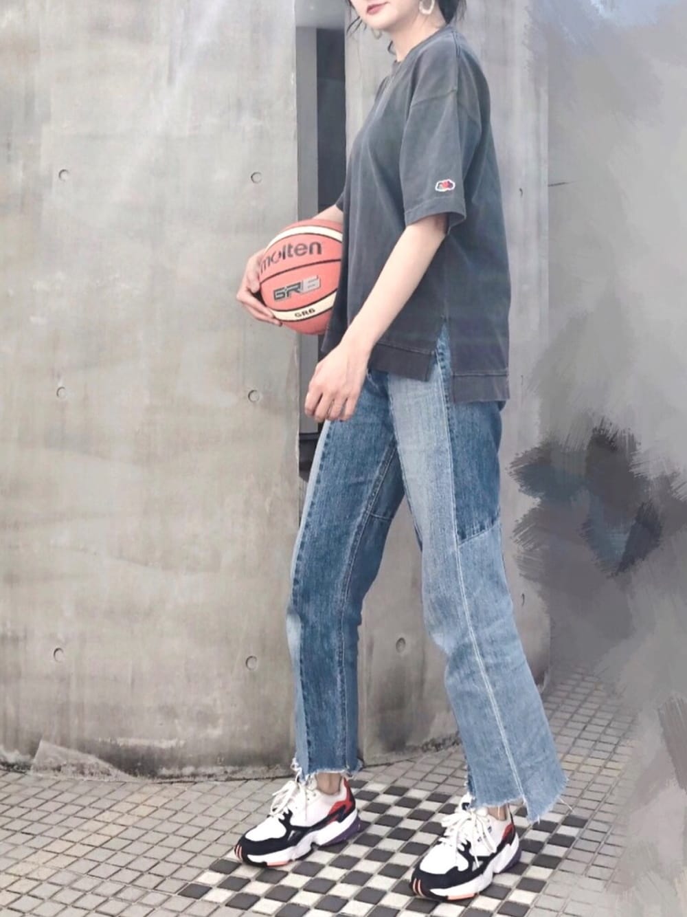 ブラック系のTシャツ/カットソー、ブルー系のデニムパンツ、ホワイト系のスニーカーを着用したレディースの秋コーディネートの1枚目の写真