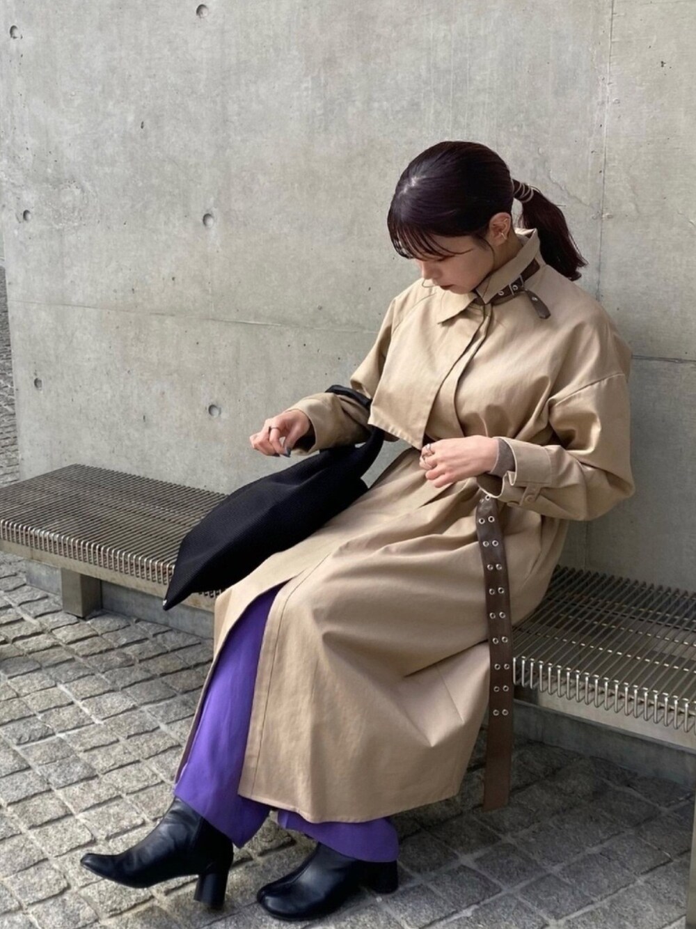 「美術館コーデ、ROKU、MM6、amerivintage、トレンチコート、紫、カラーパンツ、マイベストコーデ2020」｜「MM6のMM6 Maison Margiela メッシュハンドバック（ハンドバッグ、ブラック系）」を使った、ctmjpさん（レディース・157cm）の秋コーディネートの1枚目の写真