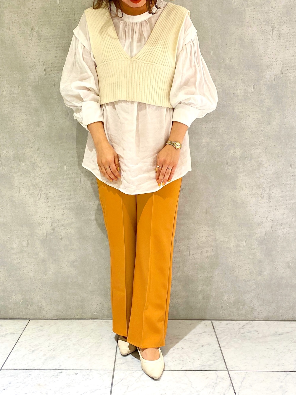 オレンジ系のその他パンツ、ホワイト系のシャツ/ブラウス、ホワイト系のパンプスを着用したレディースの春コーディネートの1枚目の写真