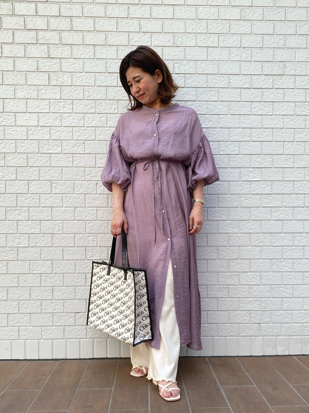 「パンツスタイル、シンプルコーデ、夏コーデ、低身長コーデ、オトナ女子、オトナカジュアル、パンツ、シャツワンピース、ワンピース、大人コーデ」｜「Chicoのシアー2WAYボリュームワンピース（シャツワンピース、パープル系）」を使った、あいざわさん（レディース・151cm）の春コーディネートの1枚目の写真
