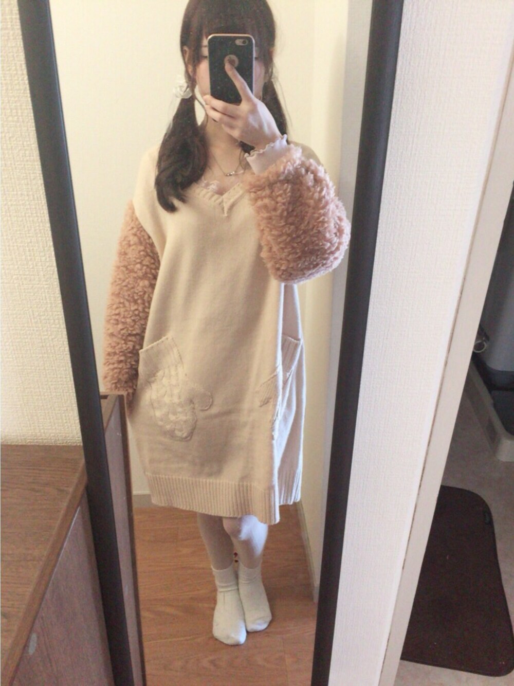 「rivet & surge、くまちゃん、ガーリー、表参道、原宿、冬のコーデ」｜「one after another NICE CLAUPのレース付長袖Ｖネックプルオーバー（Tシャツ/カットソー、ピンク系）」を使った、Miho Yokotaさん（レディース・149cm）の冬コーディネートの1枚目の写真