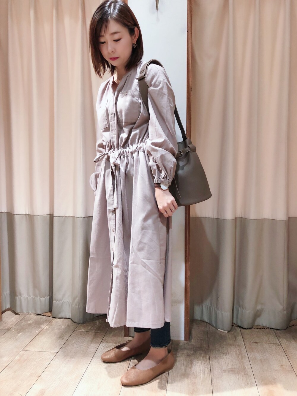 「大人カジュアル、ワンピース、くすみカラー、スキニーデニム、秋コーデ」｜「ehka sopoのウエストドロストワンピース（ワンピース、ベージュ系）」を使った、mihoさん（レディース・157cm）の秋コーディネートの1枚目の写真