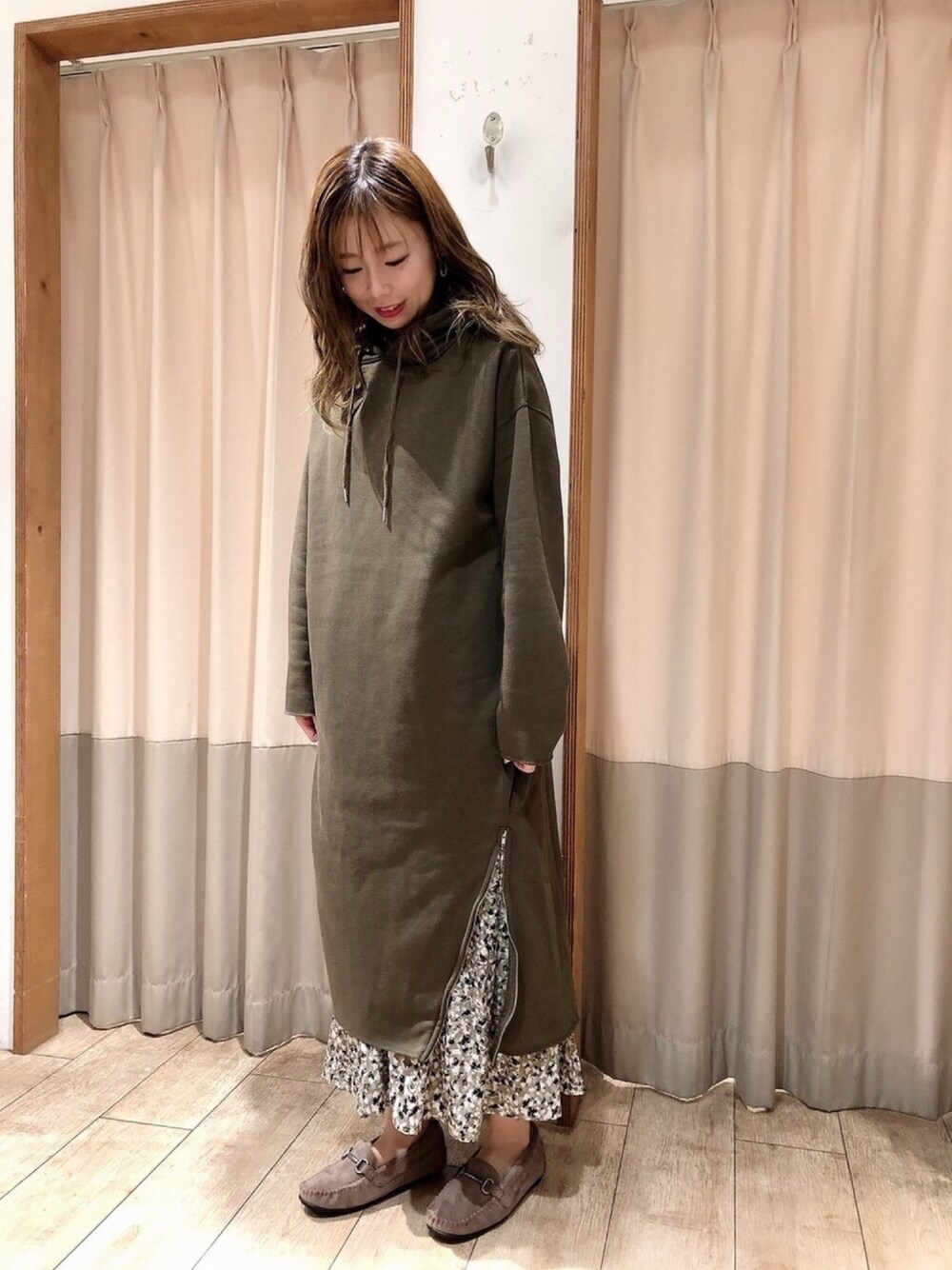 「裏起毛ワンピース、パーカーワンピ、サイドジップ、花柄スカート、ファーモカシン、秋コーデ」｜「Samansa Mos2 blueの裏起毛フードサイドジップワンピース（ワンピース、グリーン系）」を使った、mihoさん（レディース・157cm）の秋コーディネートの1枚目の写真