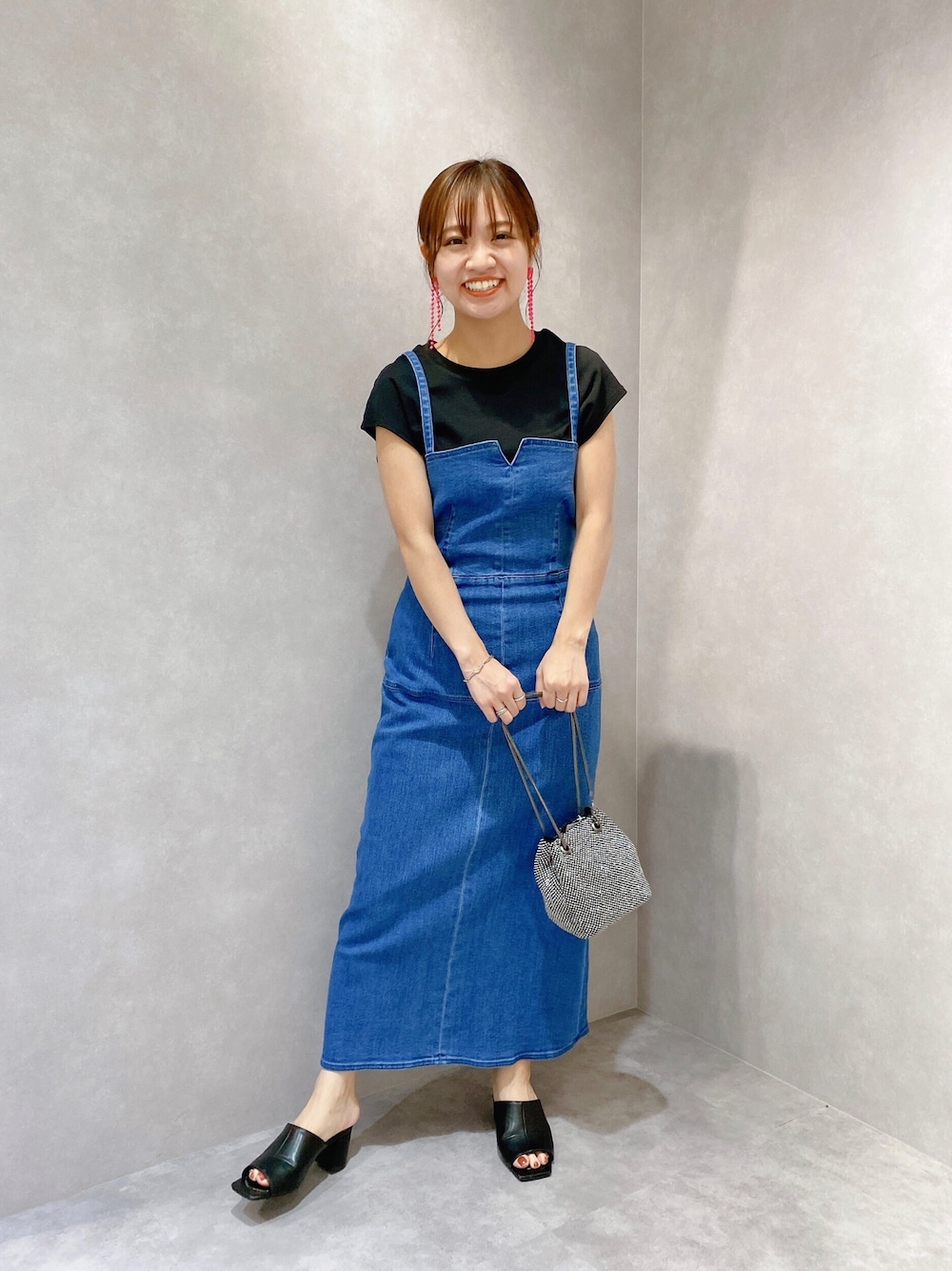 「大人カジュアル、Tシャツ、夏だ！Tシャツ着よう！、デニムワンピース、デニム、夏コーデ、CAST:、カジュアルコーデ、ミニトート、ネオンカラー」｜「CAST:のデニムドレス（ワンピース、ブルー系）」を使った、Meguさん（レディース・152cm）の夏コーディネートの1枚目の写真