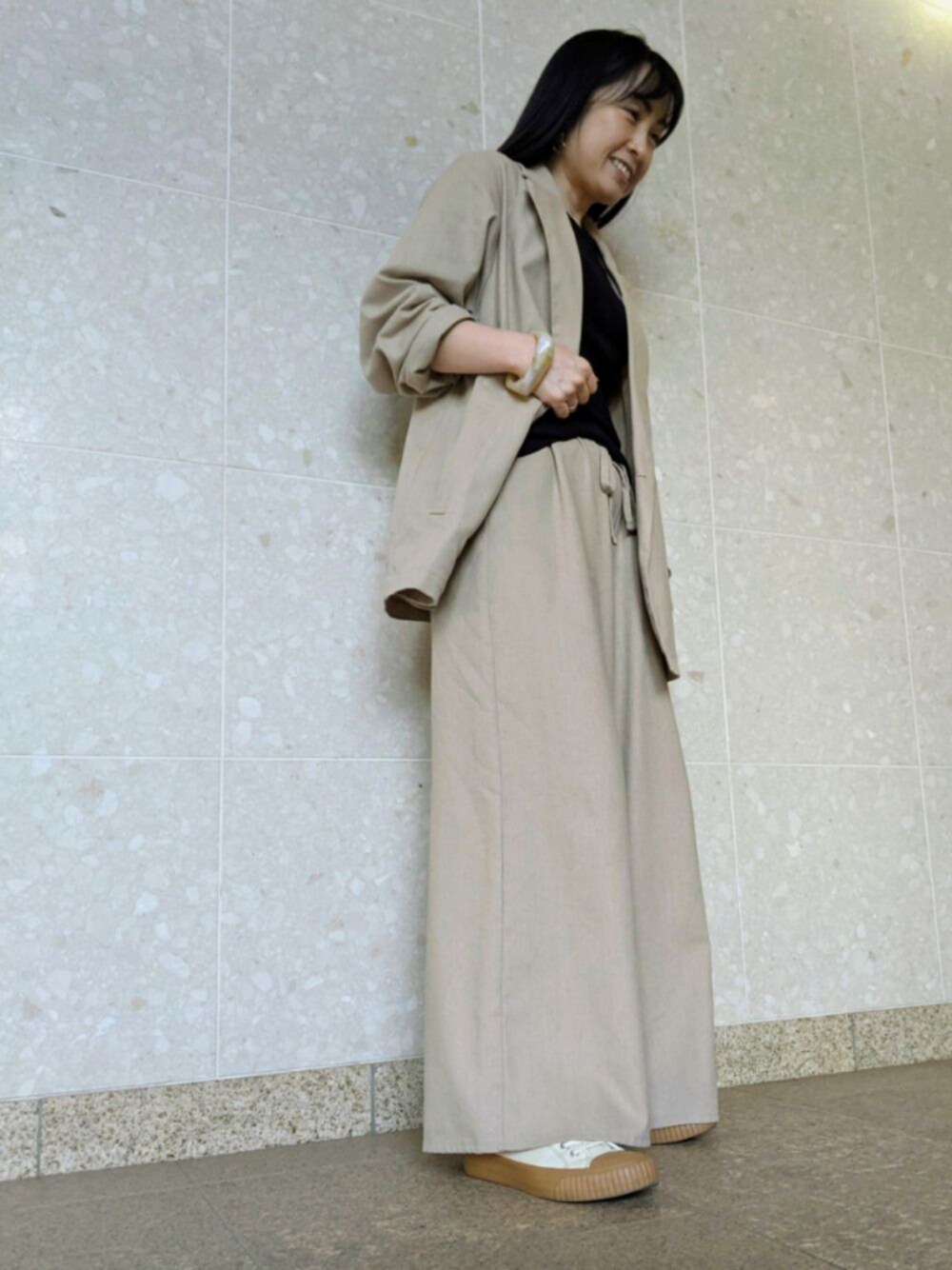 「ワイドパンツ、カジュアルコーデ、シンプル、おしゃれさんと繋がりたい、セットアップスタイル、大人カジュアル、MelanCleuge」｜「Melan Cleugeのアイテム（テーラードジャケット、ベージュ系）」を使った、てらさん（レディース・153cm）の春コーディネートの1枚目の写真