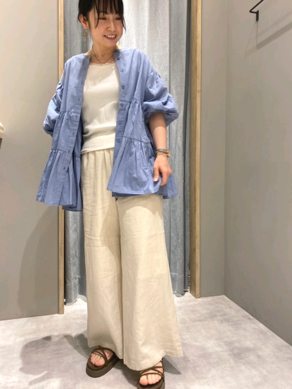 「オトナカジュアル、サンダルコーデ、ボリューム袖、オトナ女子、ティアードブラウス、低身長、リネン」｜「Melan Cleugeのアイテム（シャツ/ブラウス、ブルー系）」を使った、てらさん（レディース・153cm）の春コーディネートの1枚目の写真