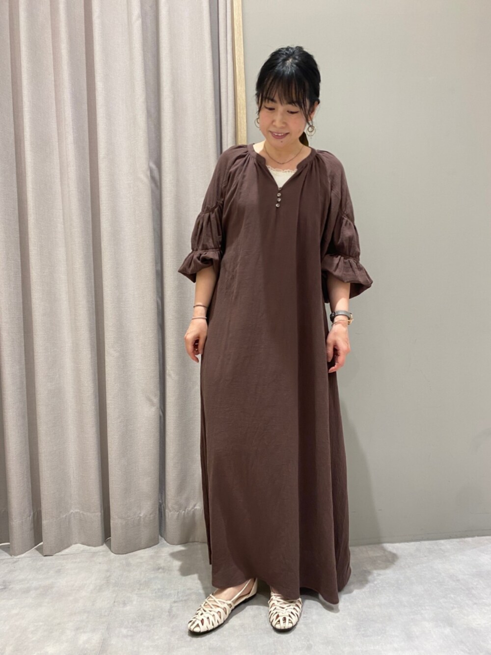 「初夏コーデ、きれいめカジュアル、低身長、大人女子、サンダル、ロングワンピース、MelanCleuge」｜「Melan Cleugeのアイテム（ワンピース、ブラウン系）」を使った、てらさん（レディース・153cm）の春コーディネートの1枚目の写真