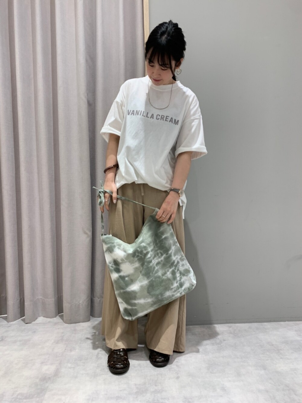 「リラックススタイル、カジュアル、シンプル、大人カジュアル、今日のコーデ、低身長コーデ、ワイドパンツ、MelanCleuge」｜「Melan Cleugeのアイテム（Tシャツ/カットソー、ホワイト系）」を使った、てらさん（レディース・153cm）の夏コーディネートの1枚目の写真