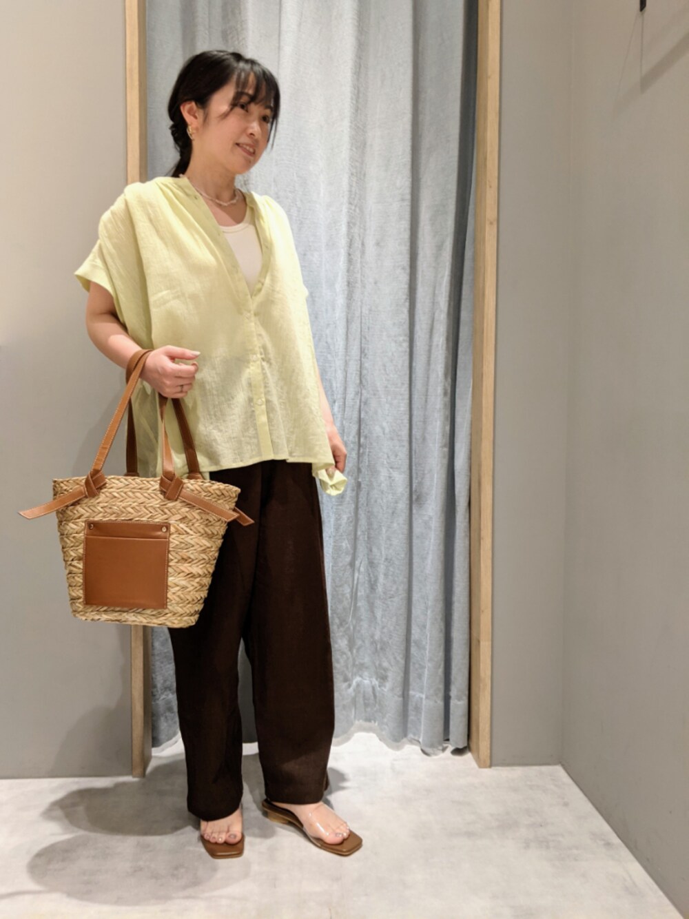 「初夏コーデ、オトナカジュアル、ブラウス、ナチュラル、グリーン、MelanCleuge、麻パンツ」｜「Melan Cleugeのアイテム（シャツ/ブラウス、グリーン系）」を使った、てらさん（レディース・153cm）の夏コーディネートの1枚目の写真